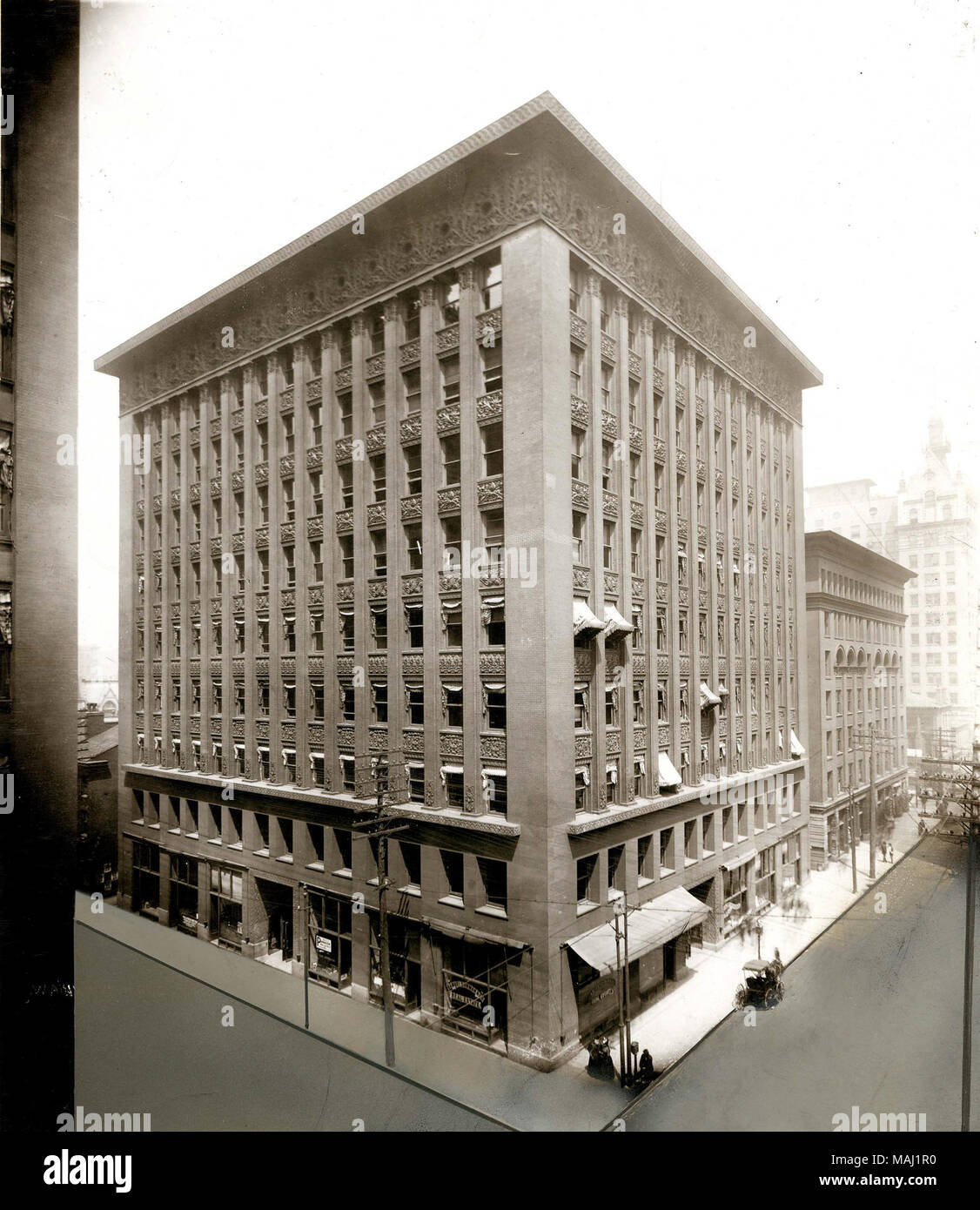 Wainwright Building, 709, rue Chestnut. Adler, Sullivan, et Ramsey, architectes. Photographie verticale de haut édifice sculptural extérieur avec décoration de secours et d'une corniche. Louis Sullivan ?s chef-d'œuvre, le bâtiment Wainwright, a été construit en 1891, qui annonce une nouvelle ère dans les gratte-ciel modernes. Confrontés au problème de l'intégration de conception qui n'a jamais été conçu pour les immeubles de grande hauteur sur des gratte-ciel, les architectes avaient des difficultés sur la manière de traiter la nouvelle construction de l'innovation le gratte-ciel. Sullivan a résolu ce problème en traitant l'immeuble de bureaux de grande taille comme une colonne, en témoigne l'overt Banque D'Images