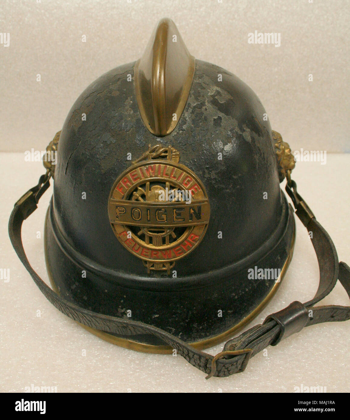 Bol en cuir noir Casque de pompier volontaire en forme de Poigen, Autriche  Titre : casque de pompier volontaire à partir de l'Autriche, Poigen . avant  1900 Photo Stock - Alamy