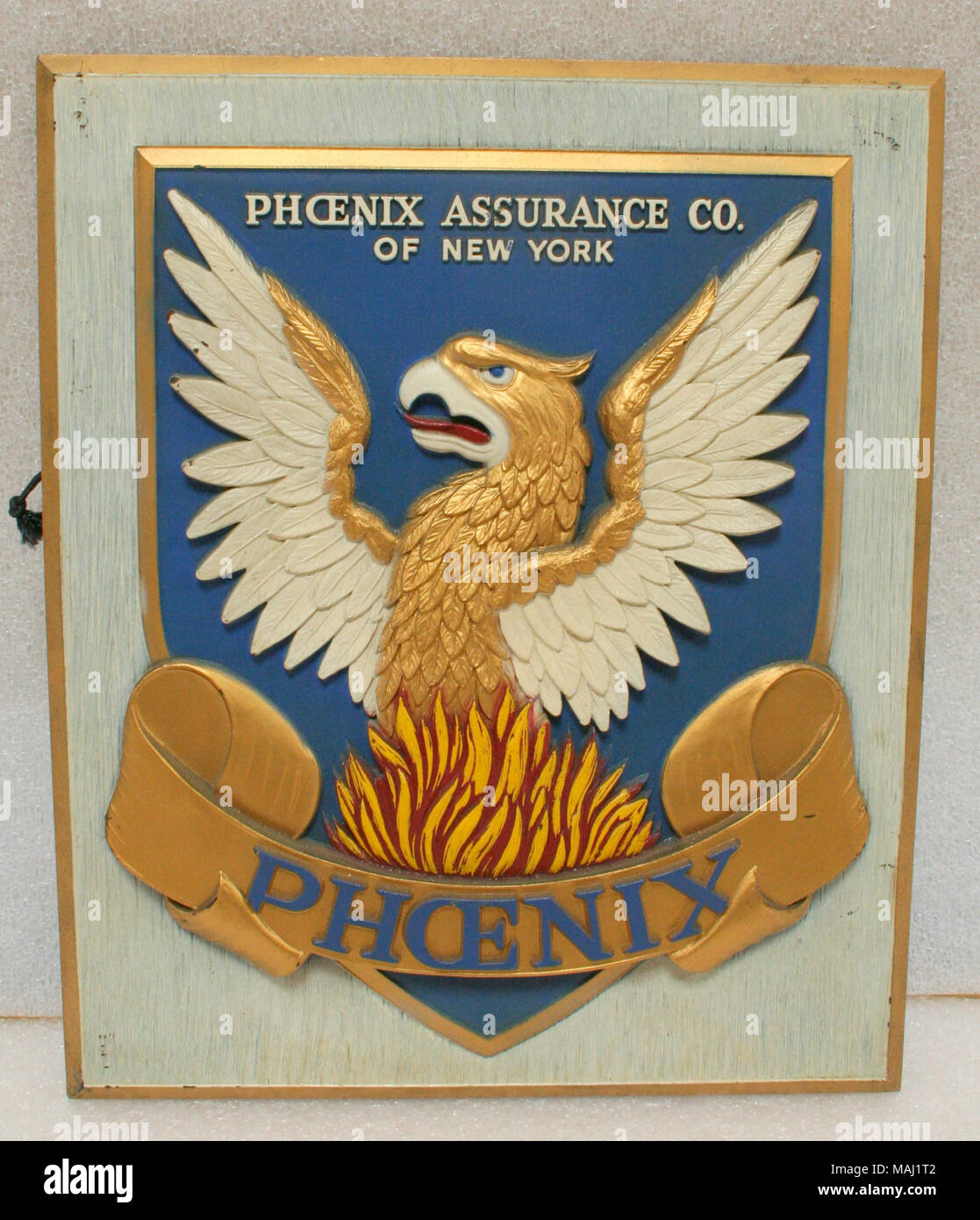 Type de résine échange signe pour Phoenix Assurance Company de New York montrant et or blanc Phoenix rising de flammes jaunes et rouges sur fond bleu Titre : Trade signe pour Phoenix Assurance Company of New York . après 1900. KCS Banque D'Images Type de résine échange signe pour Phoenix Assurance Company de New York montrant et or blanc Phoenix rising de flammes jaunes et rouges sur fond bleu Titre : Trade signe pour Phoenix Assurance Company of New York . après 1900. KCS Banque D'Images