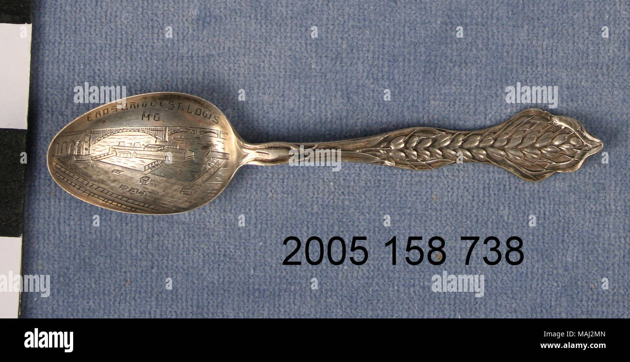 Cuillère à café d'argent Titre : Souvenirs d'argent cuillère à café avec l'image du pont d'EADS dans le bol . vers 1900. Banque D'Images