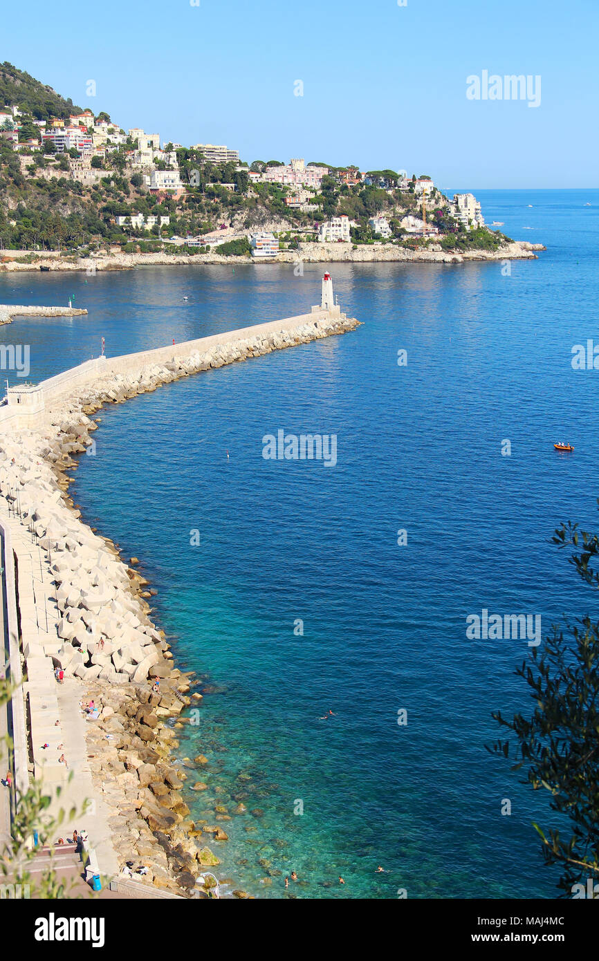 Petite plage et phare près du port de Nice, France Banque D'Images