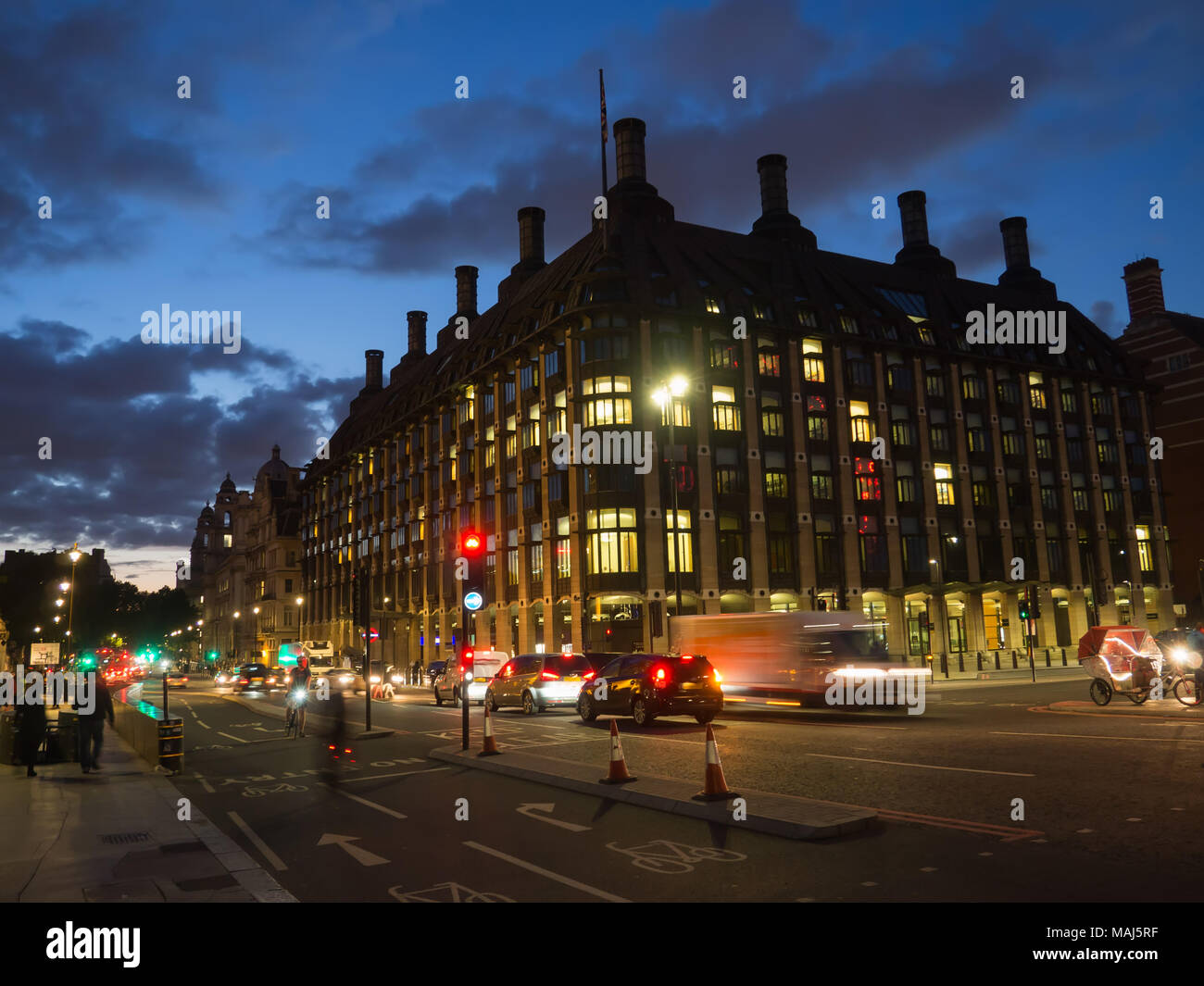 Vue sur le pont, à proximité de la station de métro Westminster la nuit. Banque D'Images