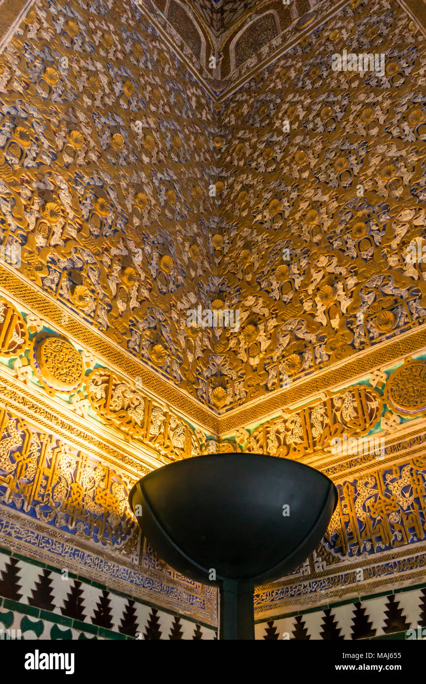 Détail mur/ à l'intérieur de l'Alcazar de décorations de Palais Royal (Reales Alcázares de Séville) dans la ville espagnole de Séville, Andalousie, Espagne Banque D'Images