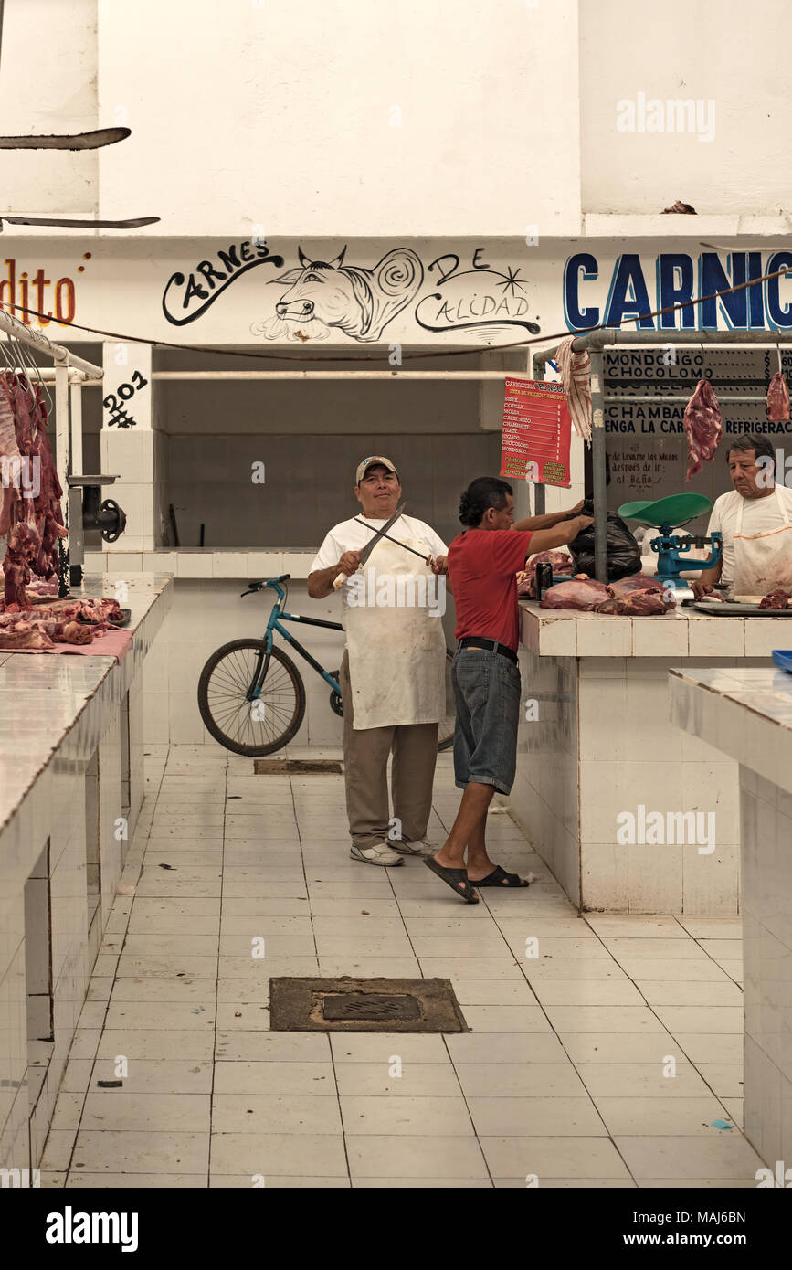 Butcher dans le Mercado Ignacio Manuel Altamirano, Chetumal, Mexique Banque D'Images