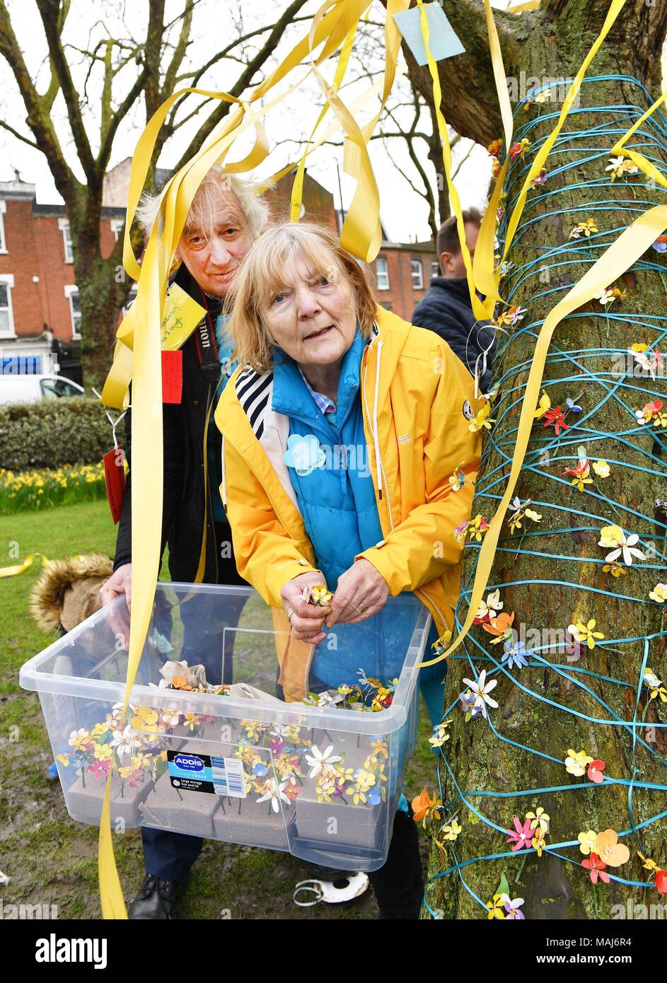 John et Barbara Ratcliffe, les parents de Richard Ratcliffe, aider à décorer un arbre à Fortune Green à West Hampstead, Londres, sur la 2ème anniversaire Zaghari-Ratcliffe Nazanin en détention en Iran. Banque D'Images