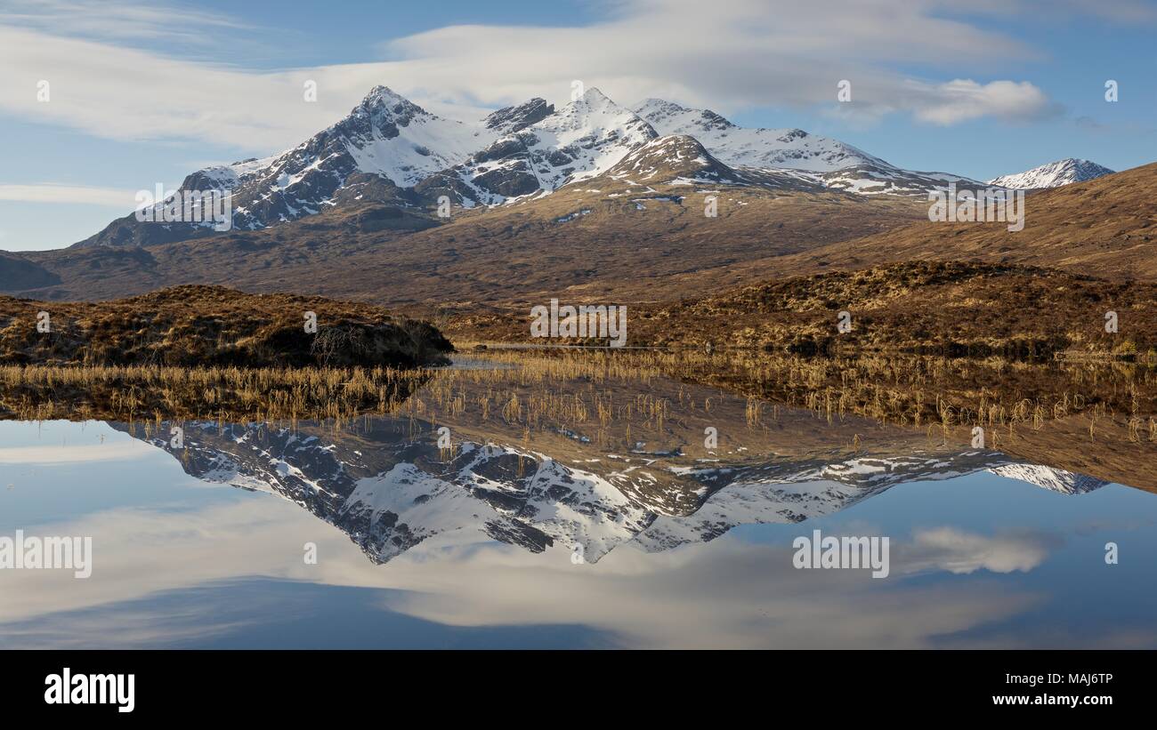 Encore un matin les ressorts. Réflexions à Sligachan dans Loch Nan Eilean du pic de Sgurr Nan Gillean Banque D'Images