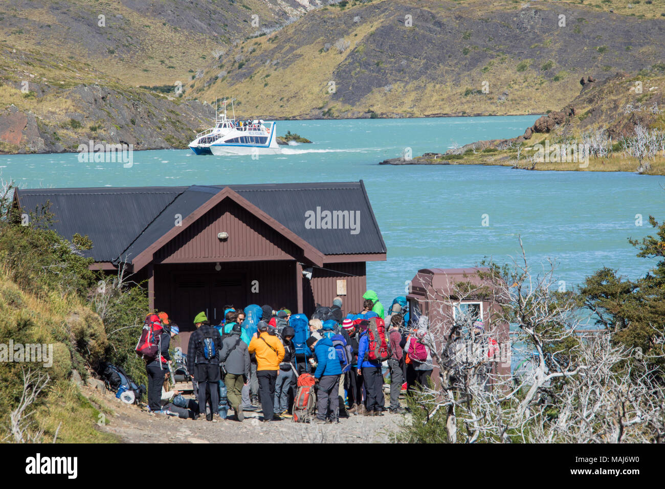 Les randonneurs en attente de Hielos Patagonicos, bateau sur le lac Pehoe, Parc National Torres del Paine, Patagonie, Chili Banque D'Images