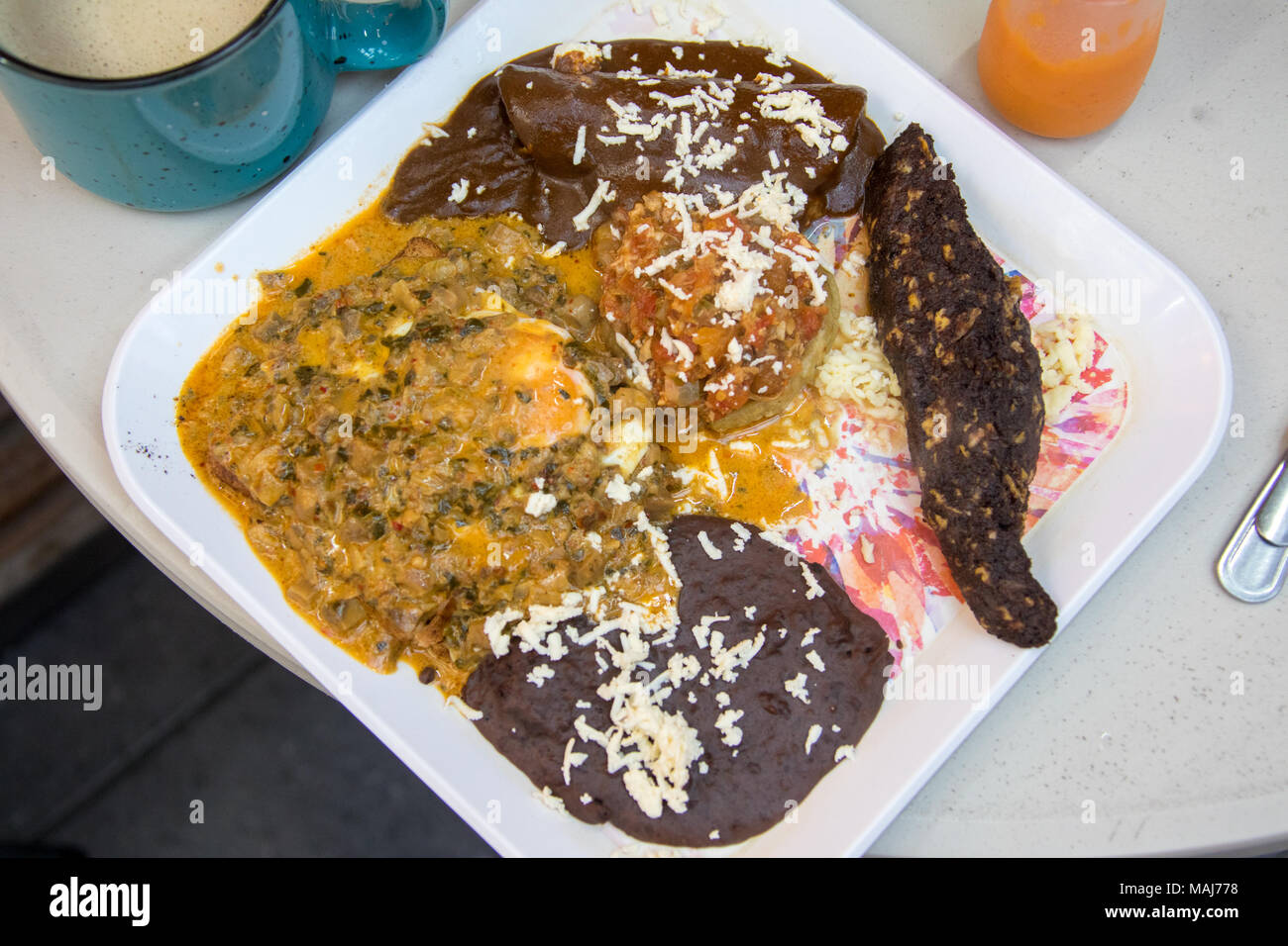 Spécialité locale, Huevo de Abolengo rellena enchiladas con Mole y tirados au Café Cortao, San Luis Potosi, Mexique Banque D'Images