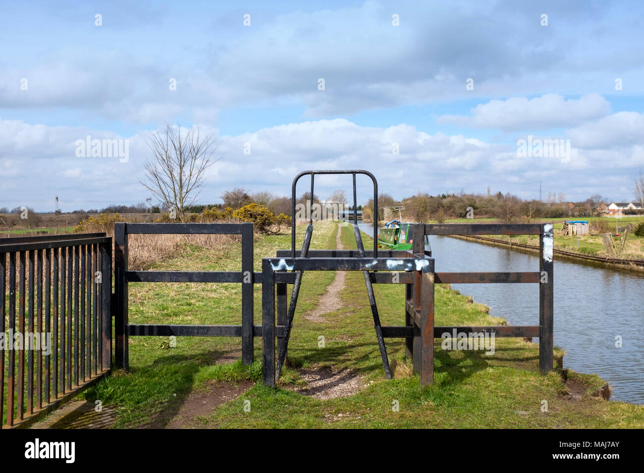 Barrière sur le chemin de halage, la limitation de vitesse du véhicule et l'accès à côté du canal de Trent et Mersey dans Cheshire UK Banque D'Images