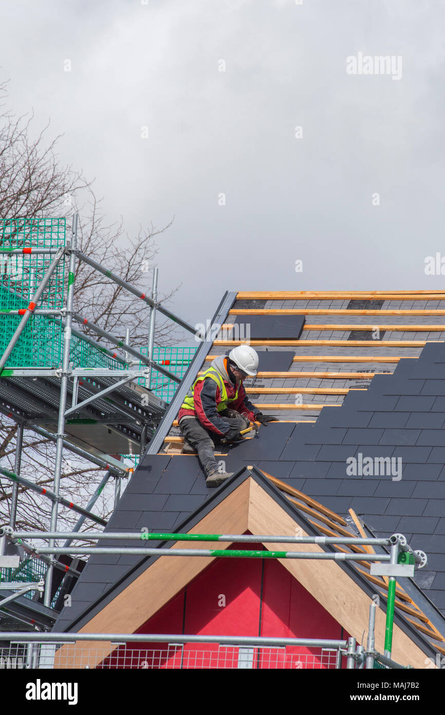 Carreleur Toiture tuiles raccord le long des bords du toit sur une nouvelle construction House UK Banque D'Images