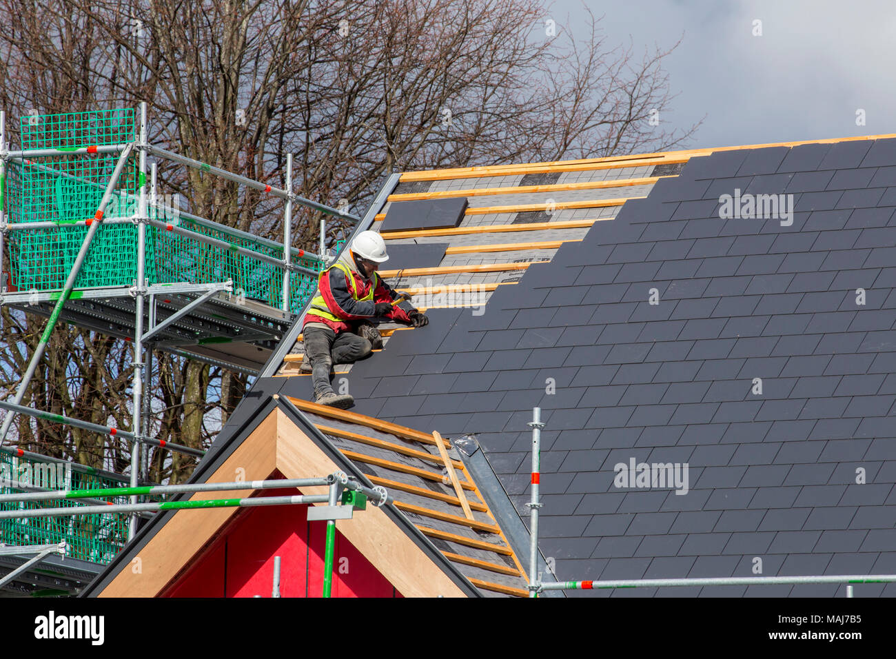 Carreleur Toiture tuiles raccord le long des bords du toit sur une nouvelle construction House UK Banque D'Images