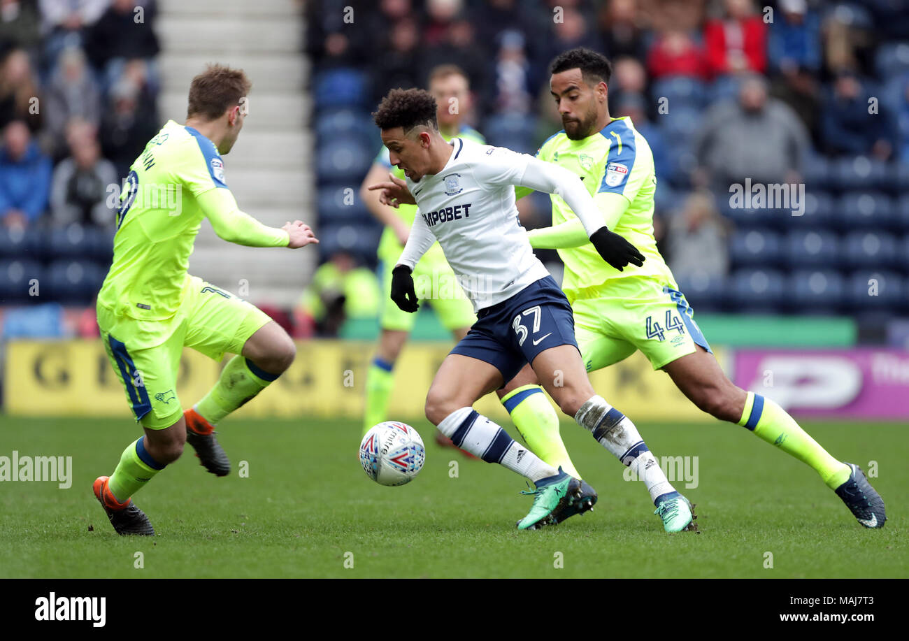 Preston North End Callum Robinson (centre) et Derby County's Tom Huddlestone (à droite) bataille pour la balle durant le match de championnat à Deepdale, Preston. Banque D'Images