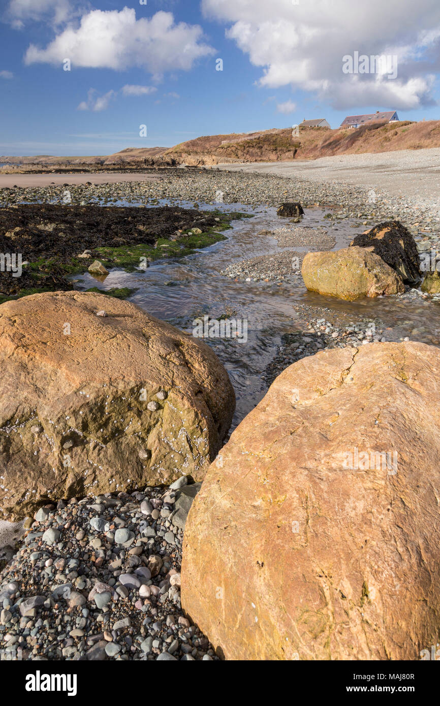 Rochers sur la plage de Porth, Anglesey, * 1963 : ouverture intégrale, au nord du Pays de Galles Banque D'Images