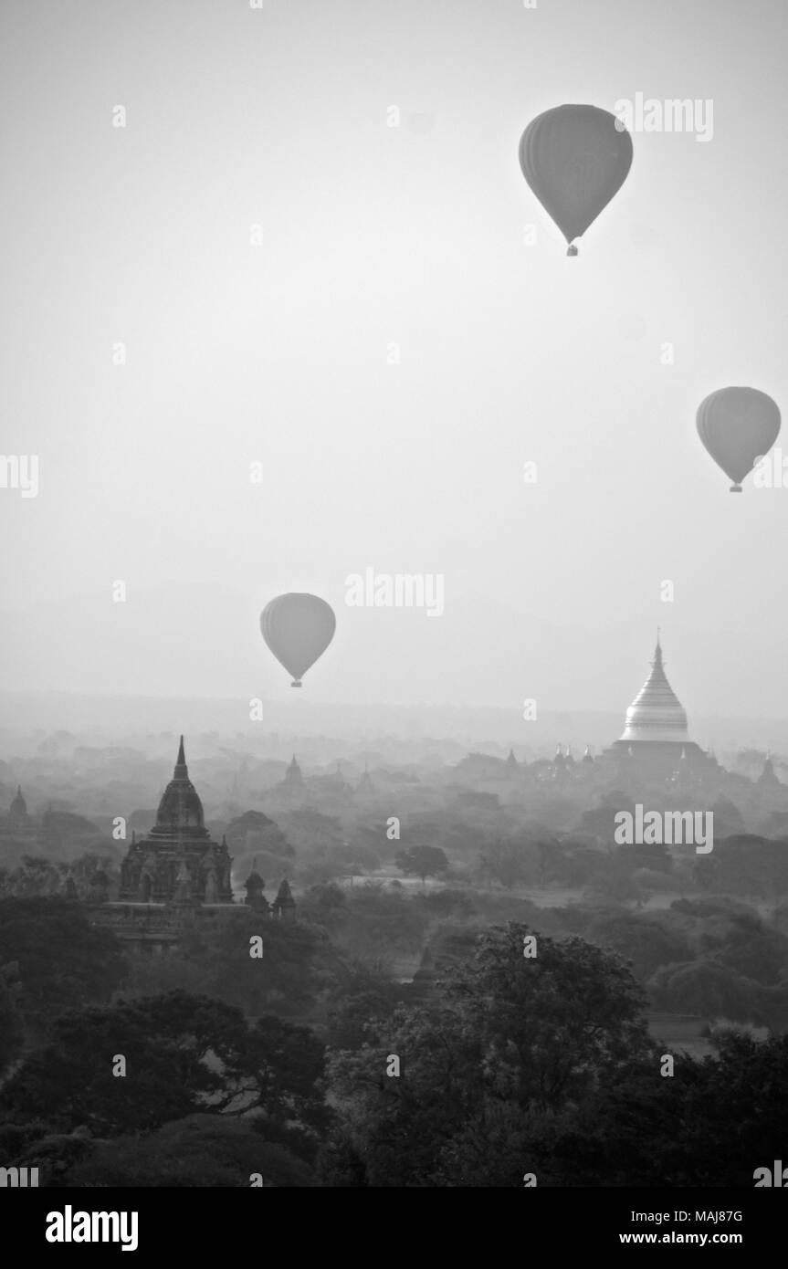 Le noir et blanc lever du soleil à Bagan, Myanmar Banque D'Images