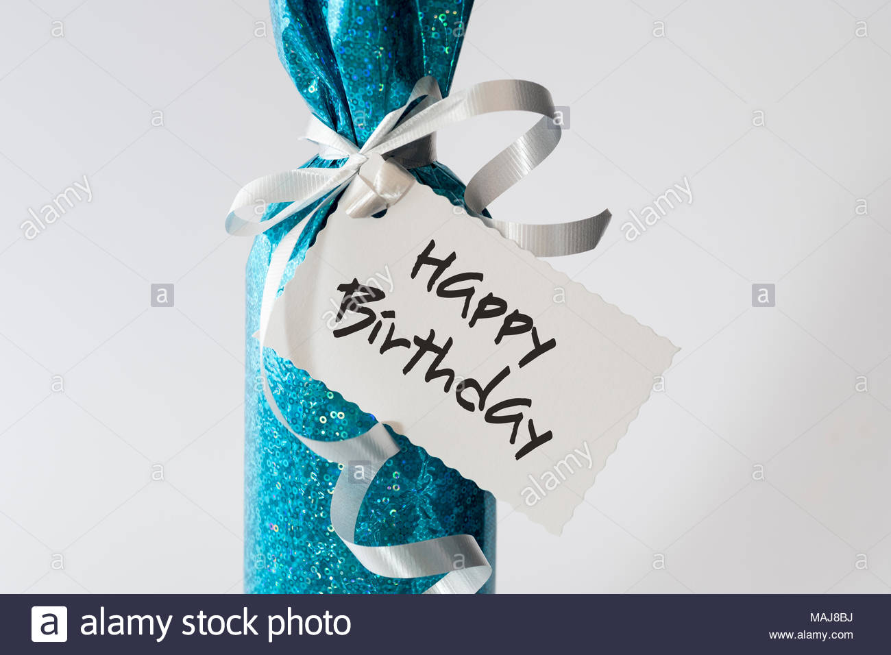 Bouteille Enveloppee Avec Le Libelle Joyeux Anniversaire Ecrit Sur Le Cadeaux Dorset England Uk Photo Stock Alamy