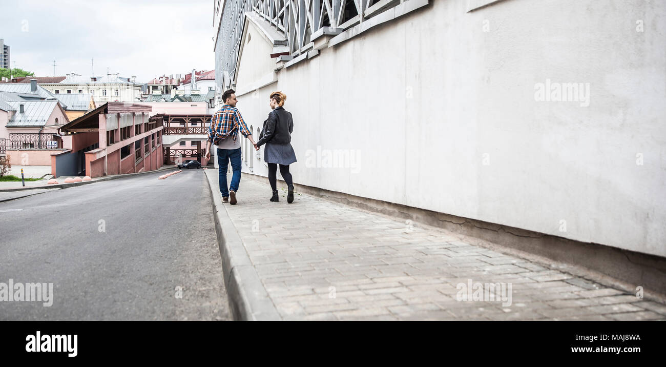 Photographe prend des photos d'un couple dans l'amour dans la rue Banque D'Images