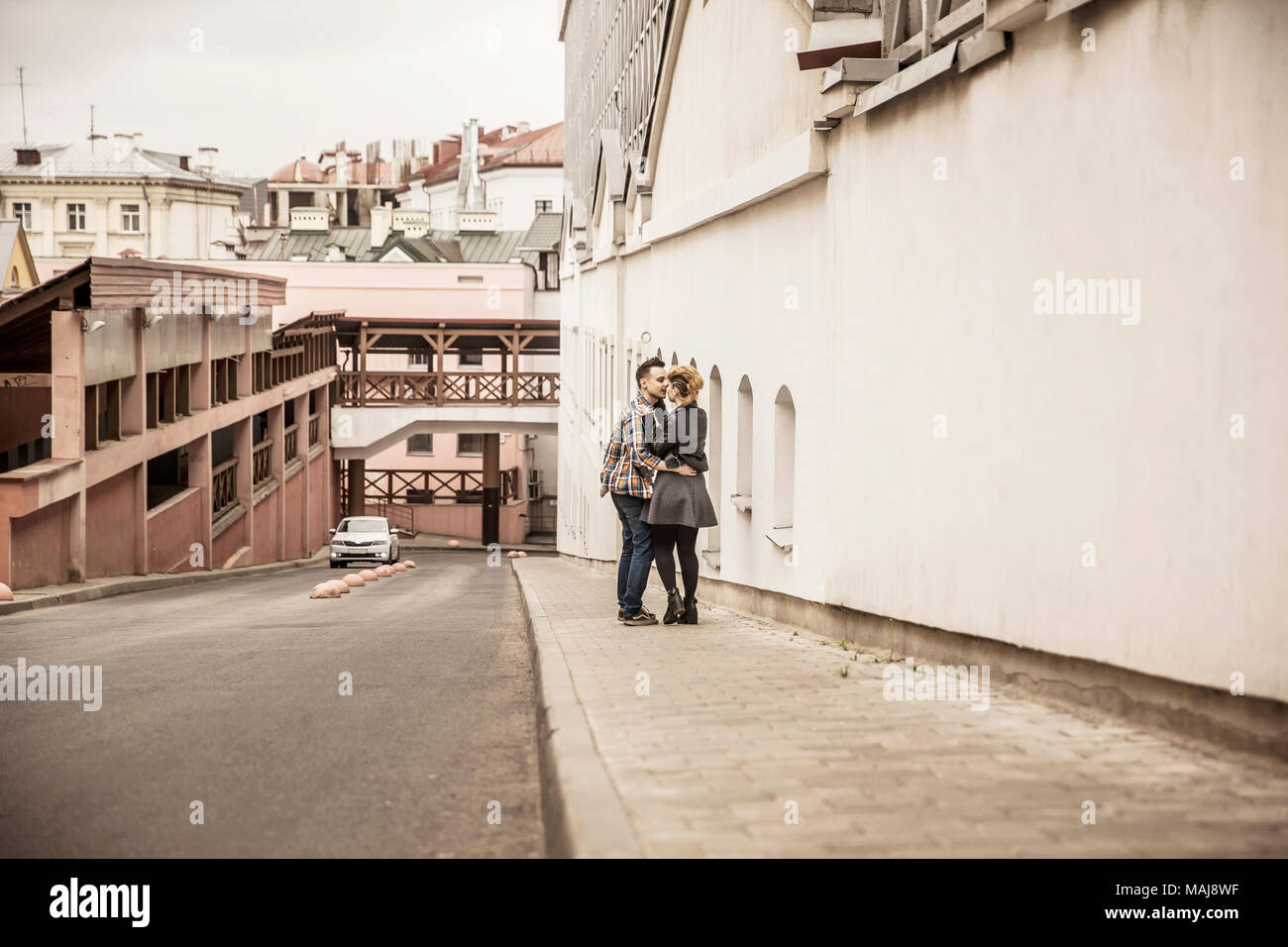 Couple in love marche dans la rue d'une ville moderne. Banque D'Images