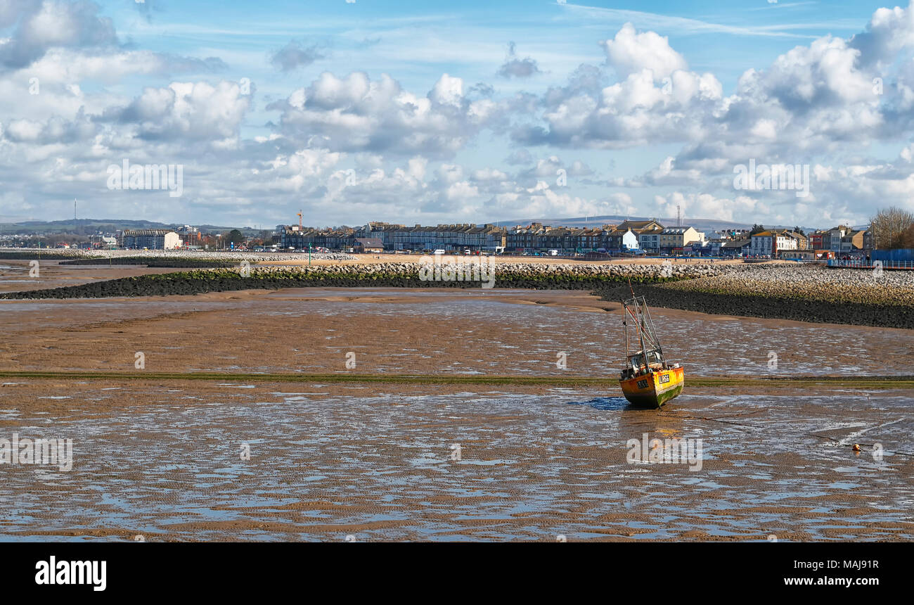 La baie de Morecambe, Lancashire sur la côte nord-ouest de l'Angleterre à marée basse montrant un bateau de pêche reposant sur l'exploitation des sables bitumineux sur une après-midi ensoleillée Banque D'Images