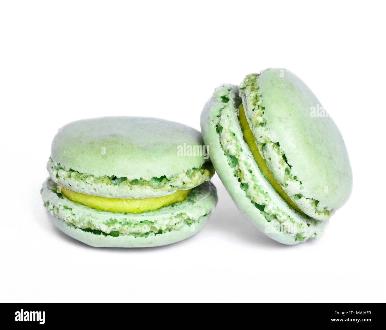 Les macrons ou macaron, pâtisserie française. Macaron, colorées isolé sur fond blanc. Banque D'Images