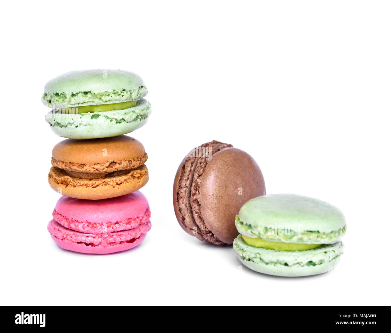 Les macrons ou macaron, pâtisserie française. Macaron, colorées isolé sur fond blanc. Banque D'Images