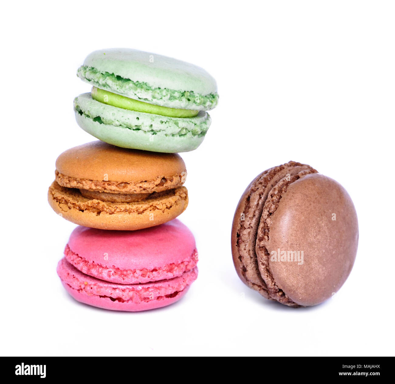Les macrons ou macaron, pâtisserie française. Macaron, colorées isolé sur fond blanc. Banque D'Images