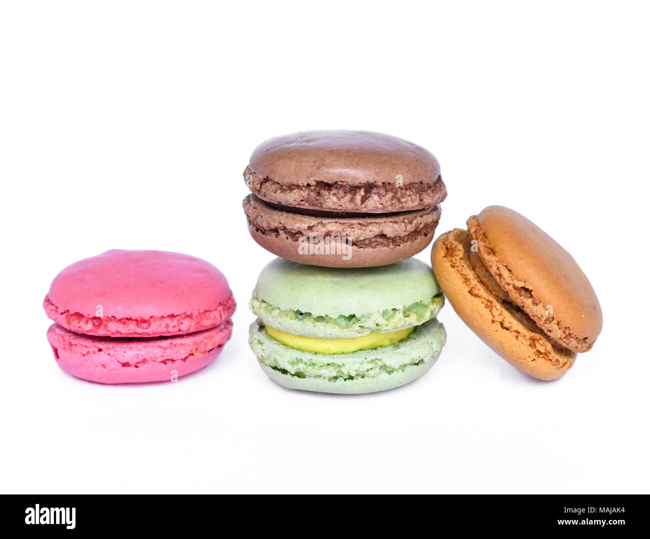 Les macrons ou macaron, pâtisserie française. Macaron, colorées isolé sur fond blanc. Banque D'Images