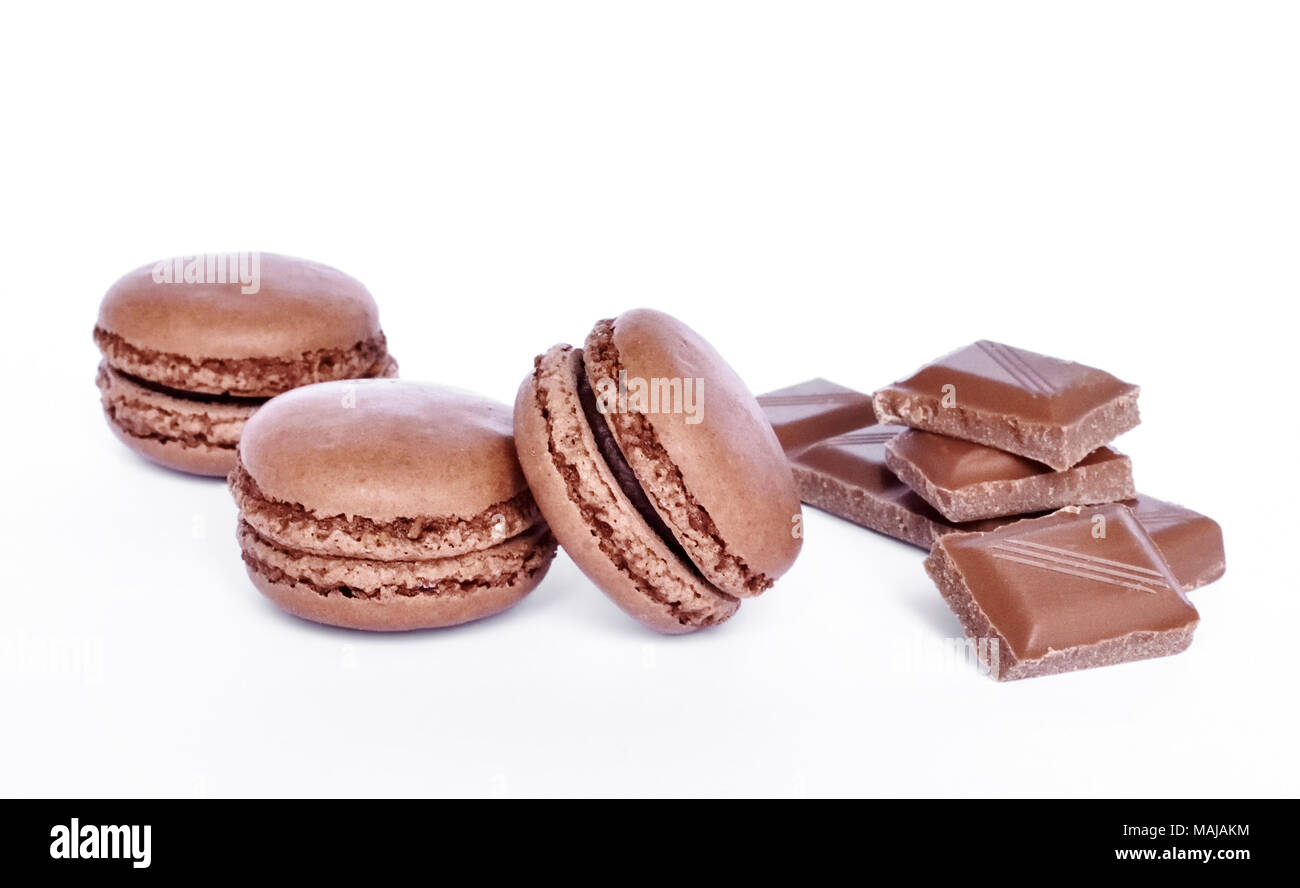 Les macrons ou macaron, pâtisserie française. Macaron, colorées isolé sur fond blanc. Banque D'Images