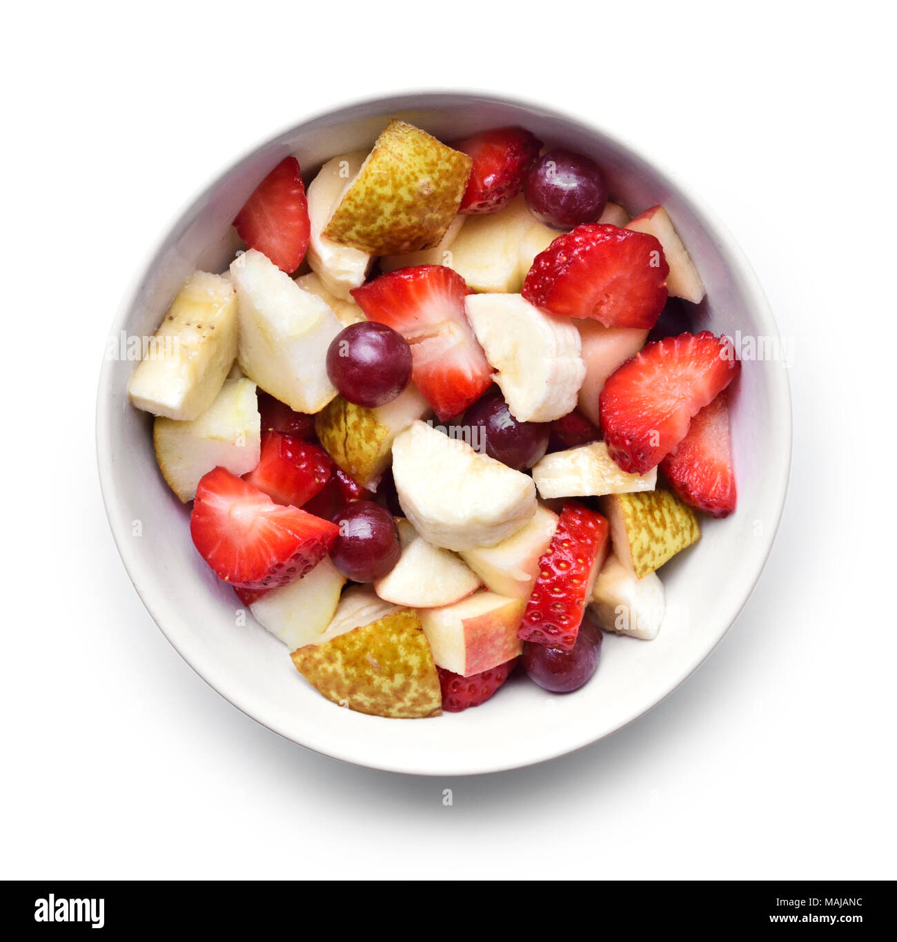 Salade de fruit dans un bol blanc, isolé sur fond blanc. Fruits frais, fruits en tranches, high angle view. Banque D'Images