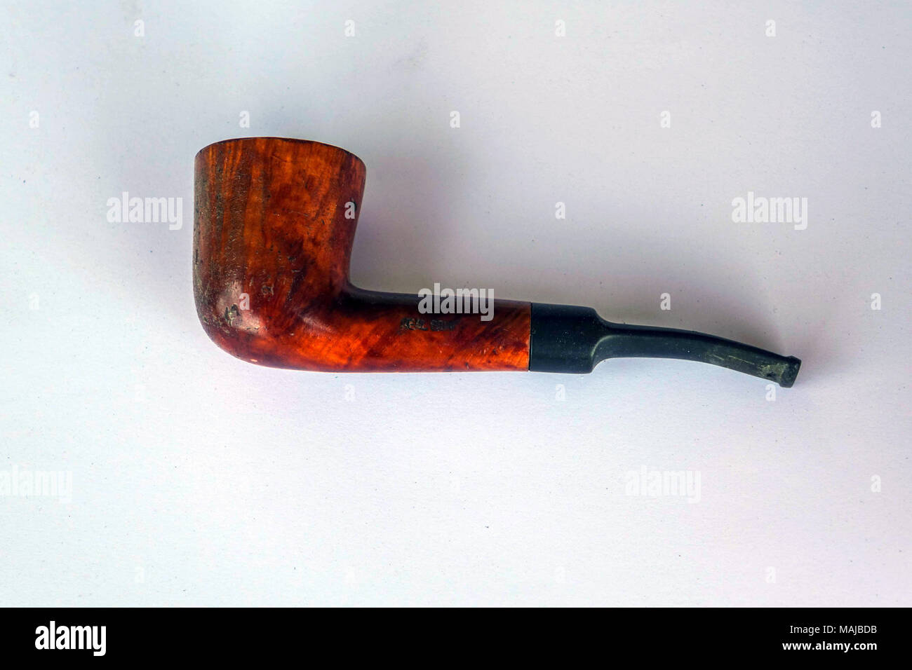 Pipe en bois utilisé contre l'arrière-plan blanc, en Turquie Banque D'Images