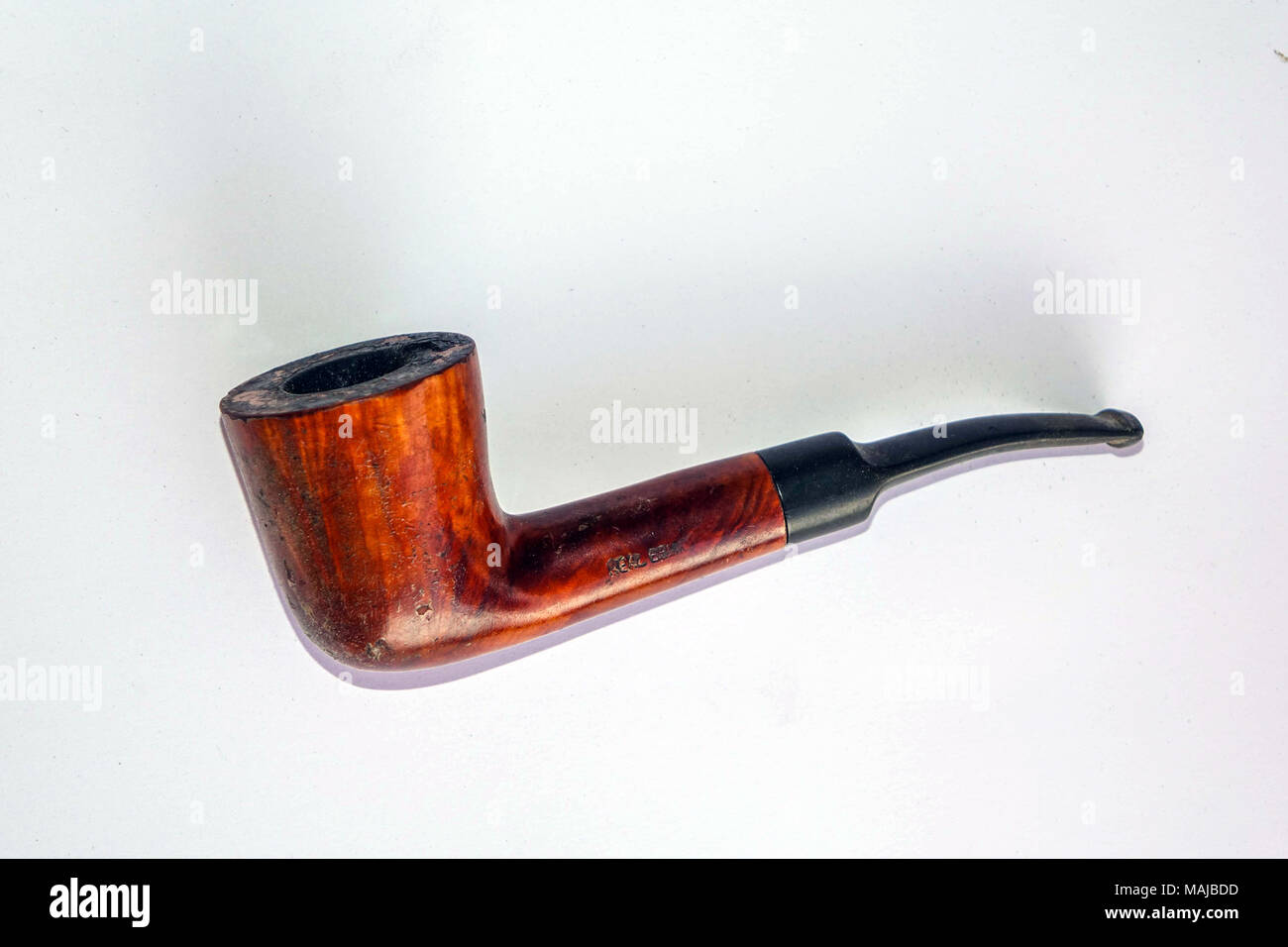 Pipe en bois utilisé contre l'arrière-plan blanc, en Turquie Banque D'Images