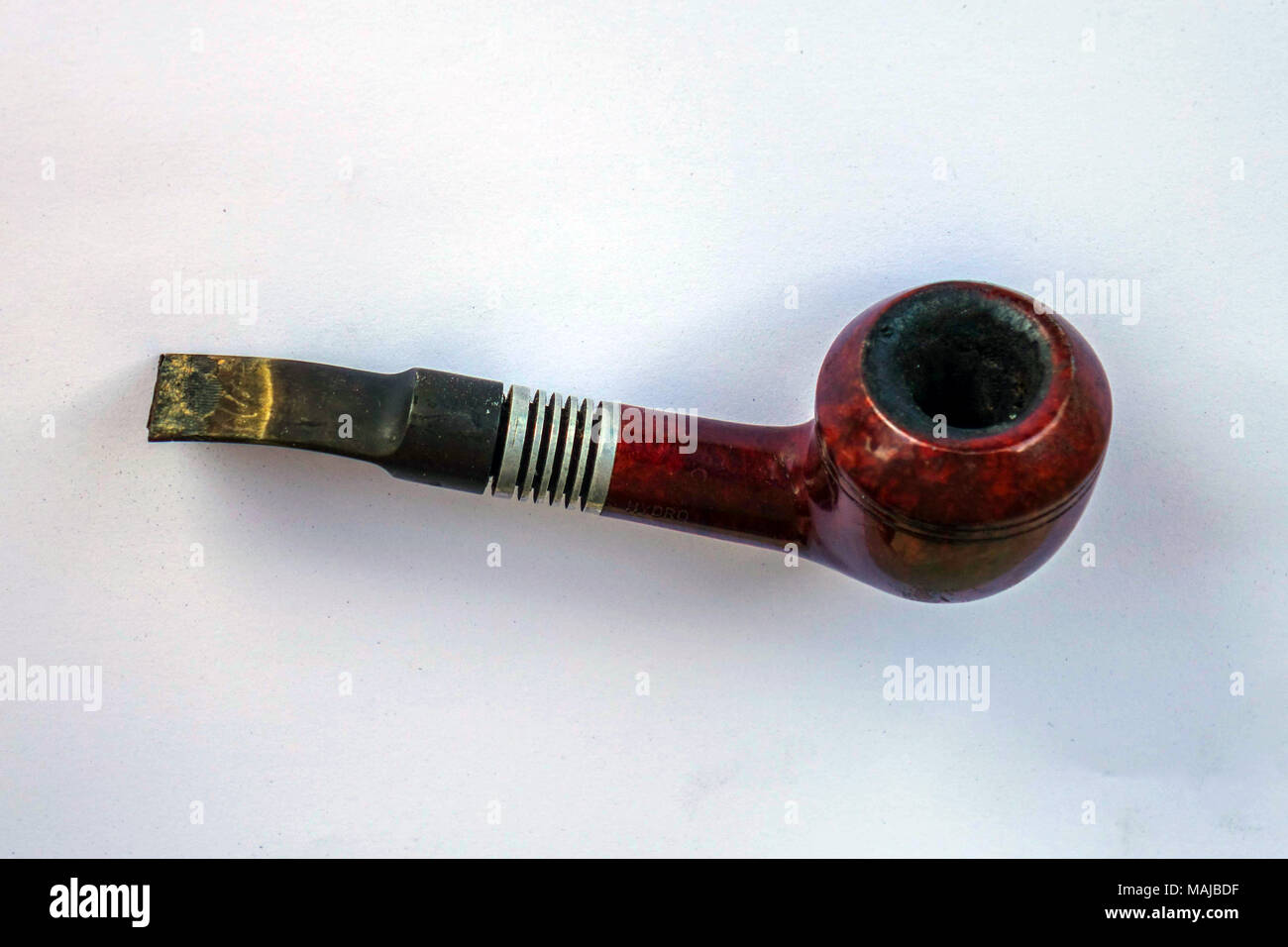 Pipe en bois utilisé contre l'arrière-plan blanc, en Turquie Banque D'Images