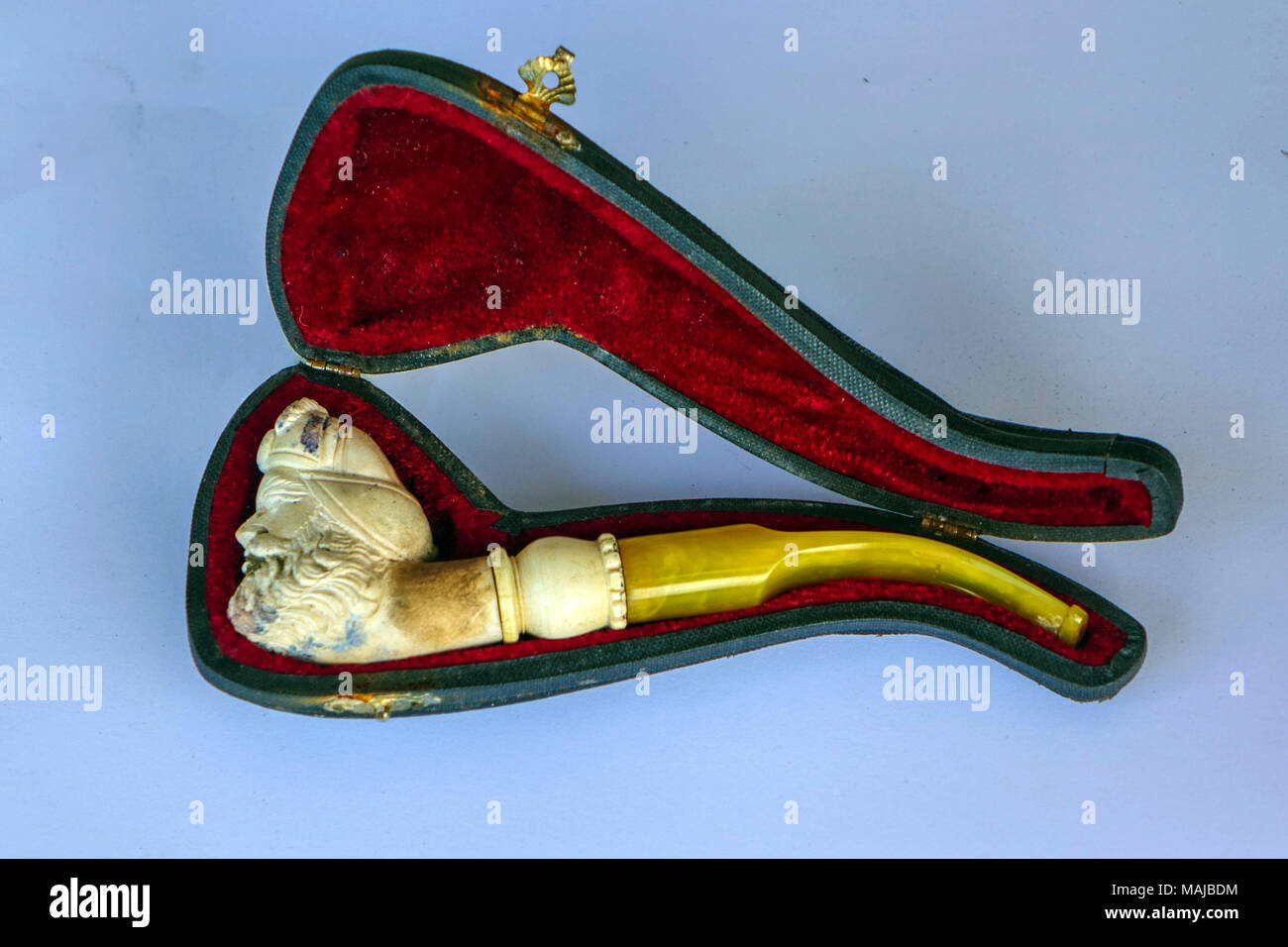 Pipe écume de mer orné de boiseries affaire contre fond blanc, en Turquie Banque D'Images