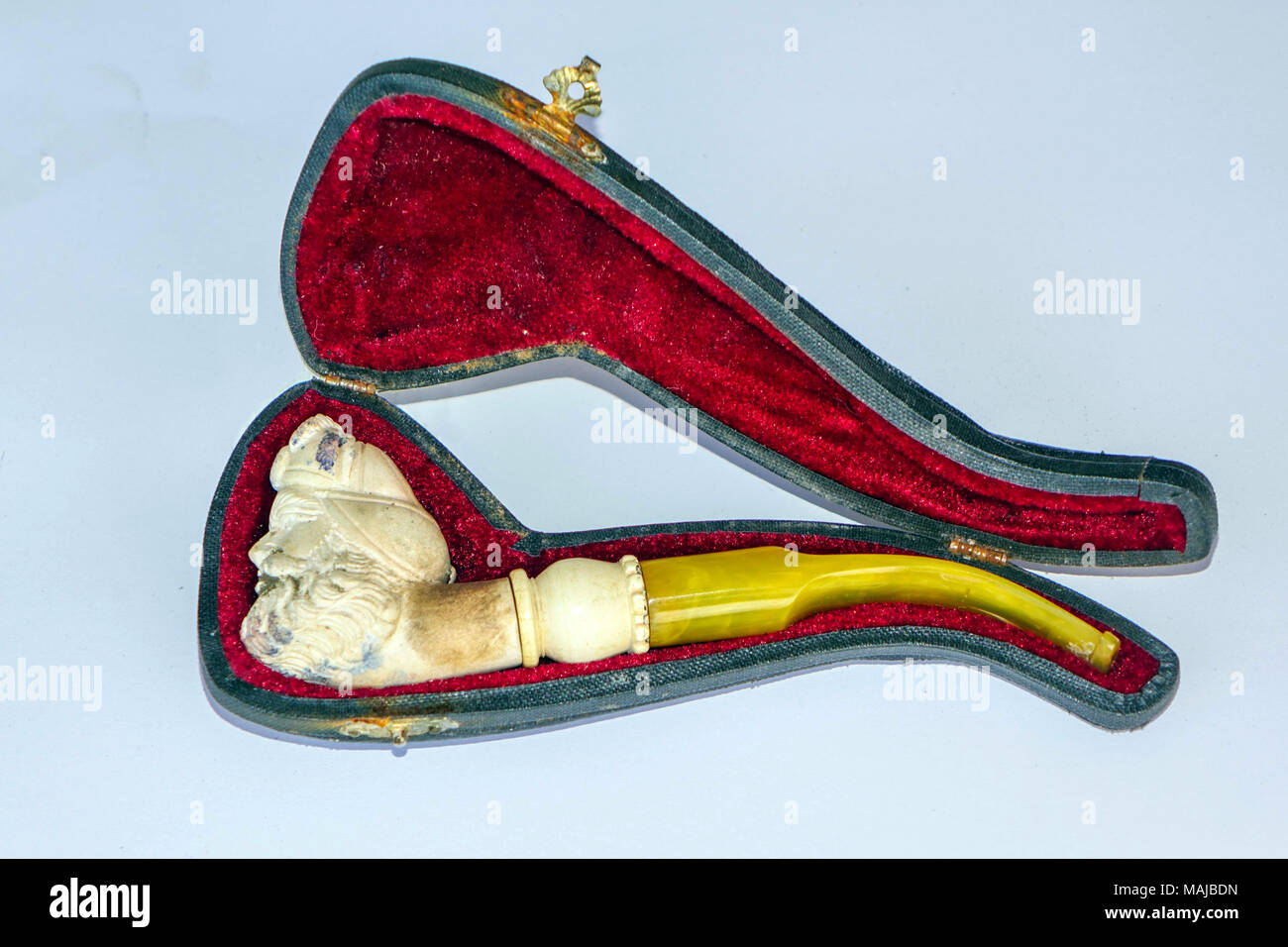 Pipe écume de mer orné de boiseries affaire contre fond blanc, en Turquie Banque D'Images