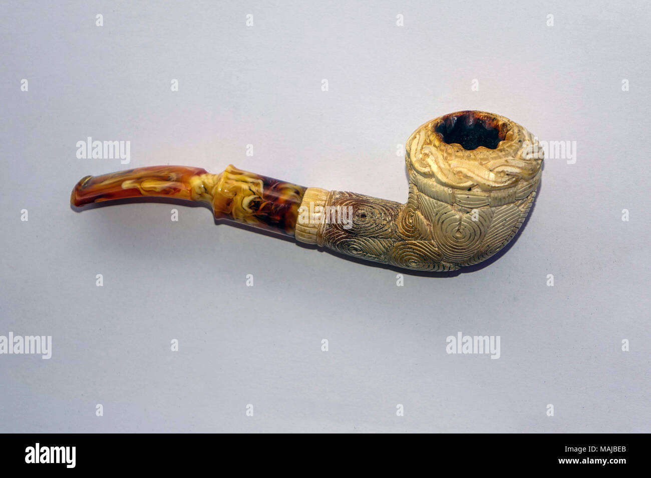 Pipe écume de mer orné à l'arrière-plan blanc, en Turquie Banque D'Images