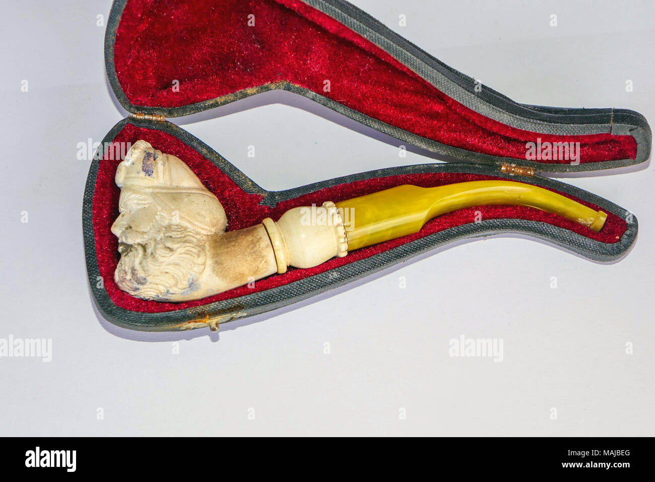 Pipe écume de mer orné de boiseries affaire contre fond blanc, en Turquie Banque D'Images