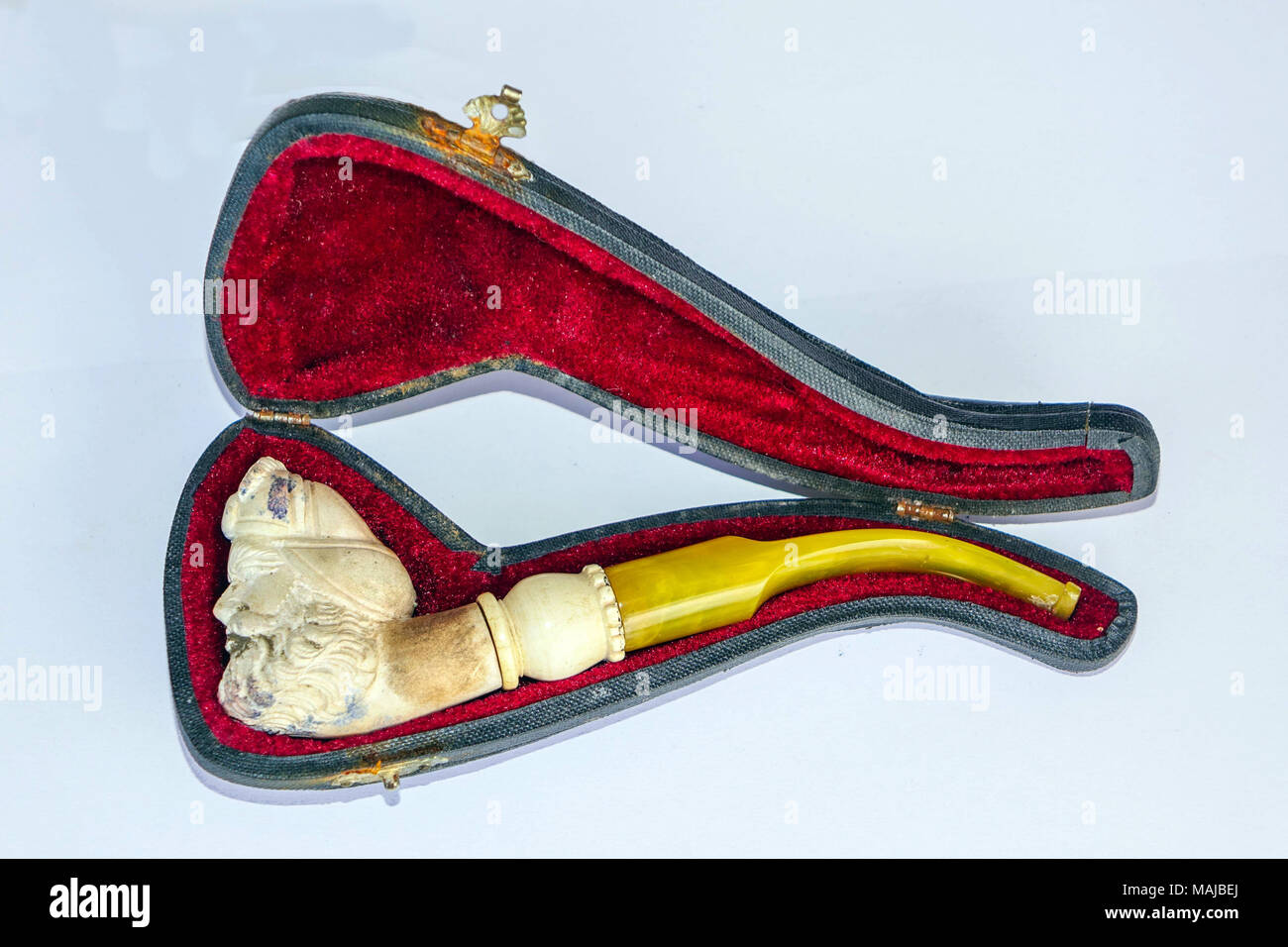 Pipe écume de mer orné de boiseries affaire contre fond blanc, en Turquie Banque D'Images