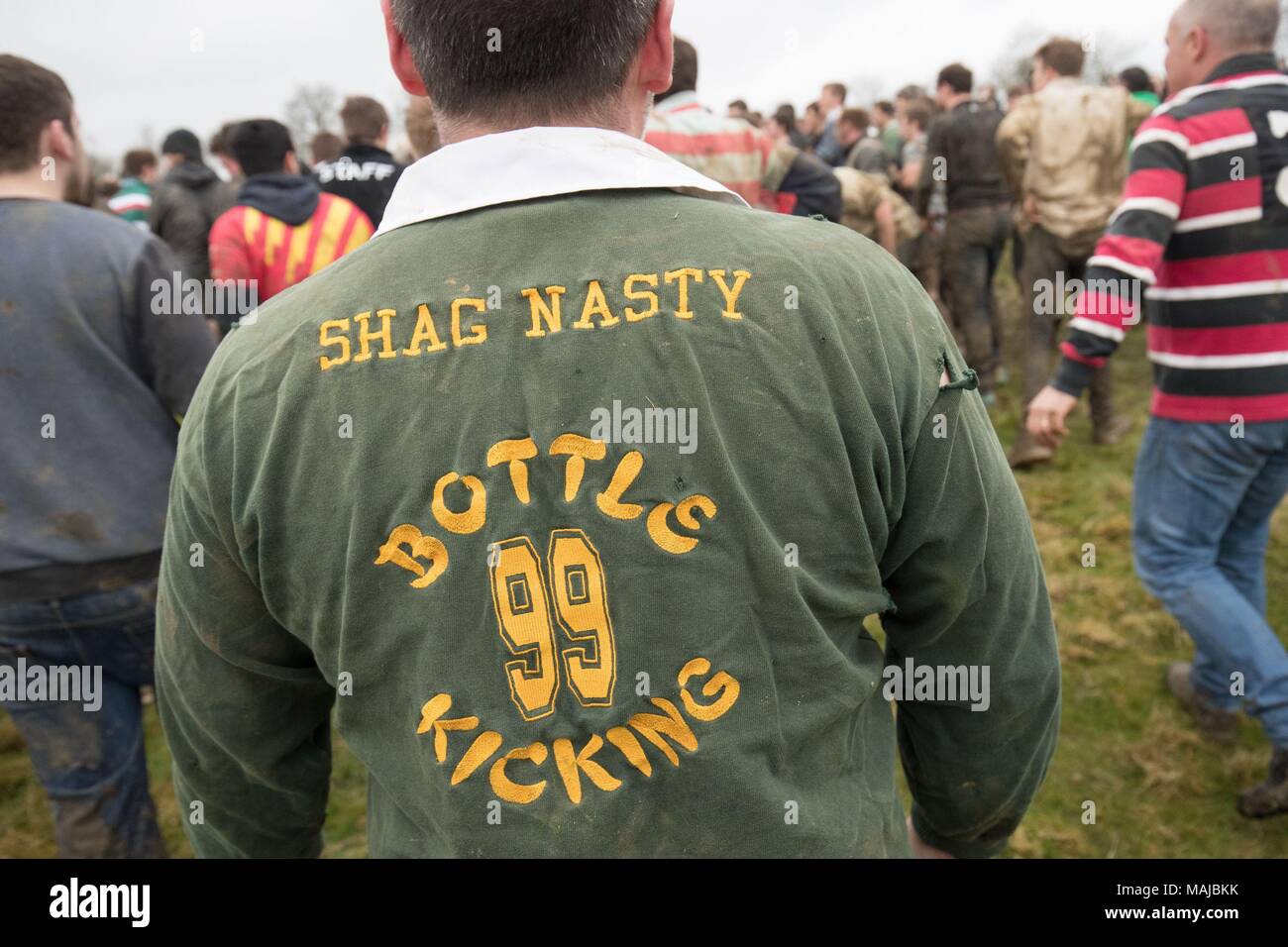 Un homme avec le surnom de 'hag Nasty' pendant le jeu de coups de bouteille dans Hallaton, Leicestershire. Le jeu se joue entre Hallaton et le village voisin de Medbourne chaque lundi de Pâques dans lequel les participants se font concurrence pour mettre la bouteille à travers un ruisseau qui sépare les villages. La bouteille est un vieux baril de champ contenant environ un gallon de bière. Banque D'Images