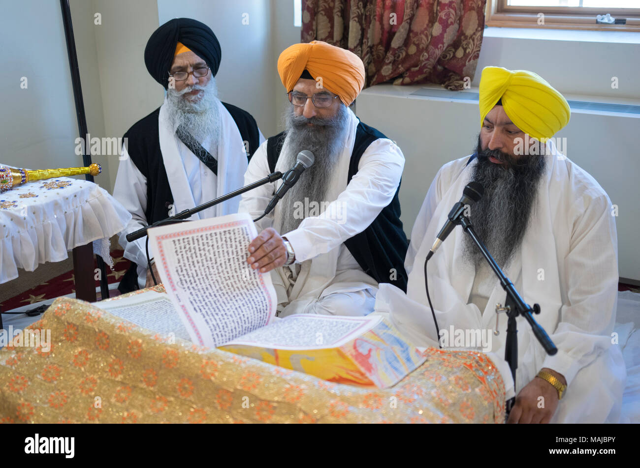 Les prêtres sikhs Granthis, lecture, Sri Guru Granth Sahib, qui est le livre saint du sikhisme. À Richmond Hill Queens, New York. Banque D'Images