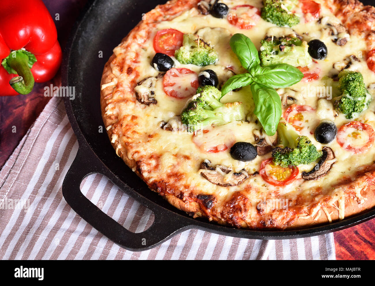 Pizza fraîche dans un moule à pizza. Pizza végétarienne pizza ou de légumes avec brocoli, tomates, champignons, olives et fromage. Pizza au fromage, des pizzas. Banque D'Images