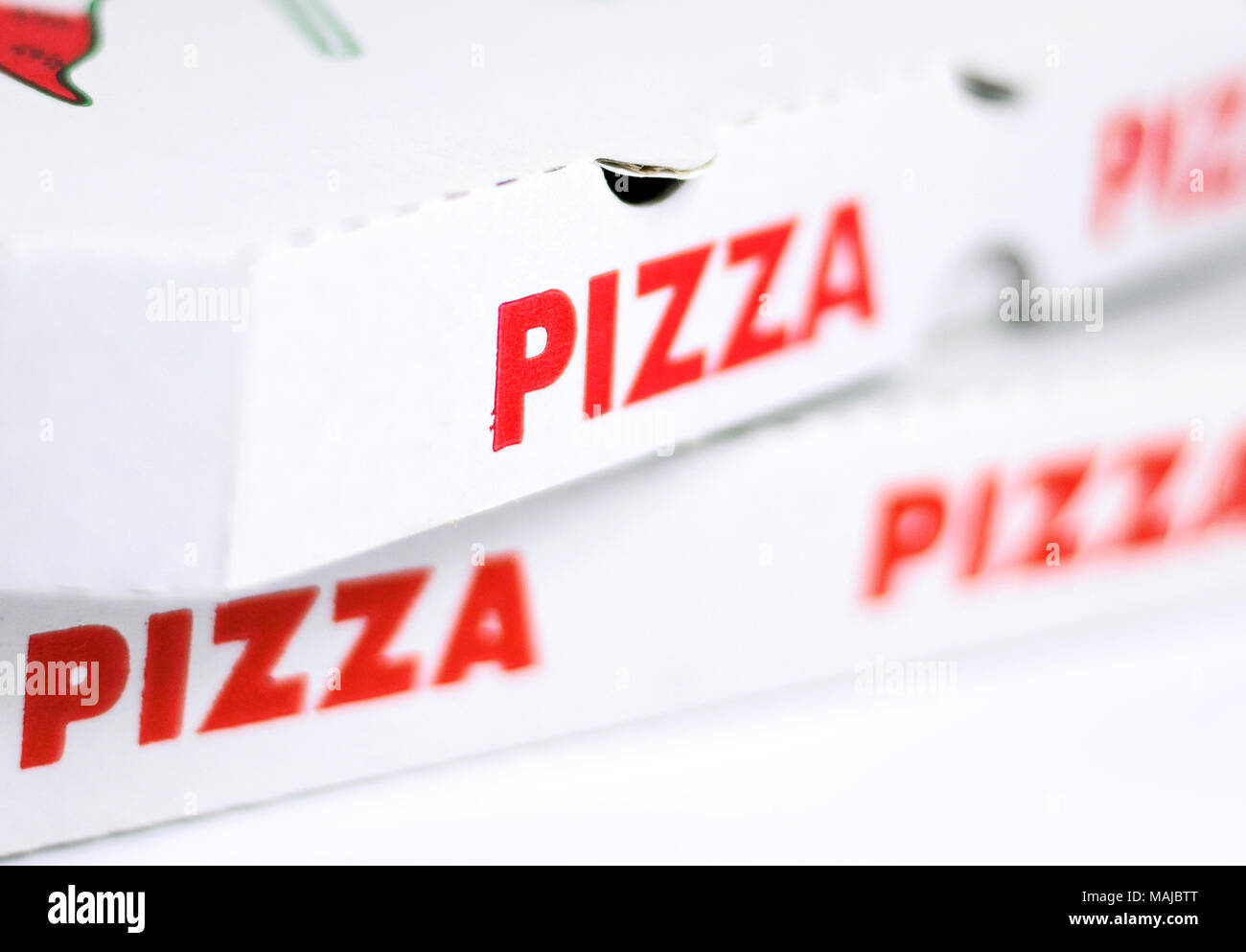 Boîtes à pizza ou boîtes de livraison, isolé sur fond blanc. Forfait Pizza, close-up shot. Banque D'Images