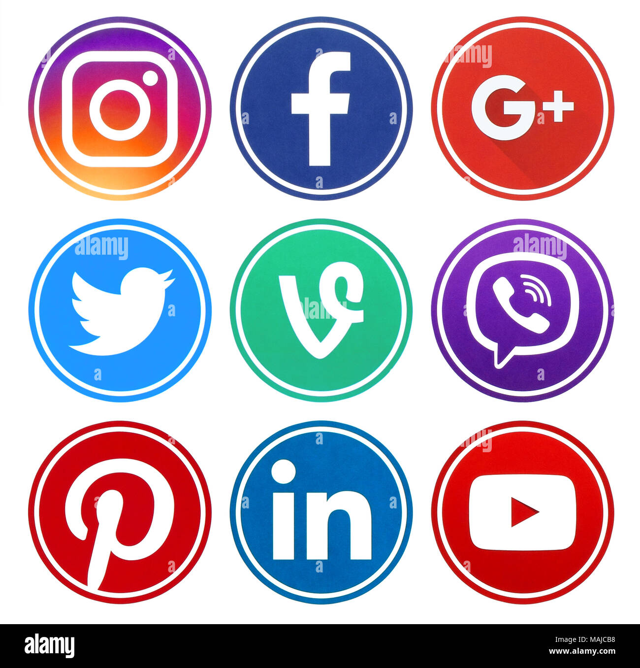 Kiev, Ukraine - le 08 décembre 2017 : cercle populaire social media icons avec rim imprimé sur du papier : Facebook, Twitter, Google Plus, Instagram, LinkedIn, P Banque D'Images