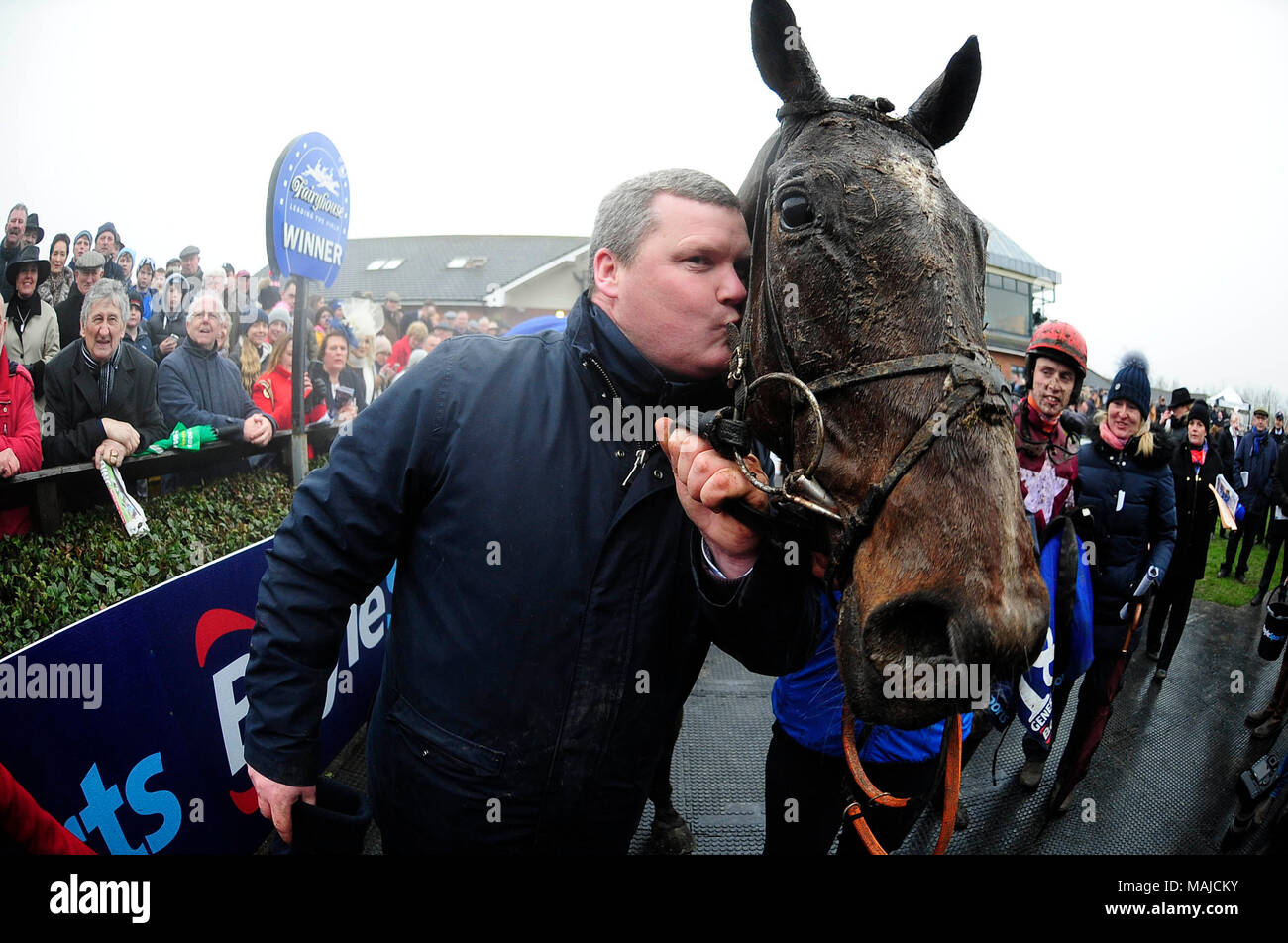 Formateur Gordon Elliott bisous cheval gagnant principe général, après avoir remporté le Grand National irlandais Boylesports Chase, lors du Grand National irlandais BoyleSports Jour du Festival de Pâques 2018 à l'Hippodrome Fairyhouse Ratoath, Meath, Co.. Banque D'Images