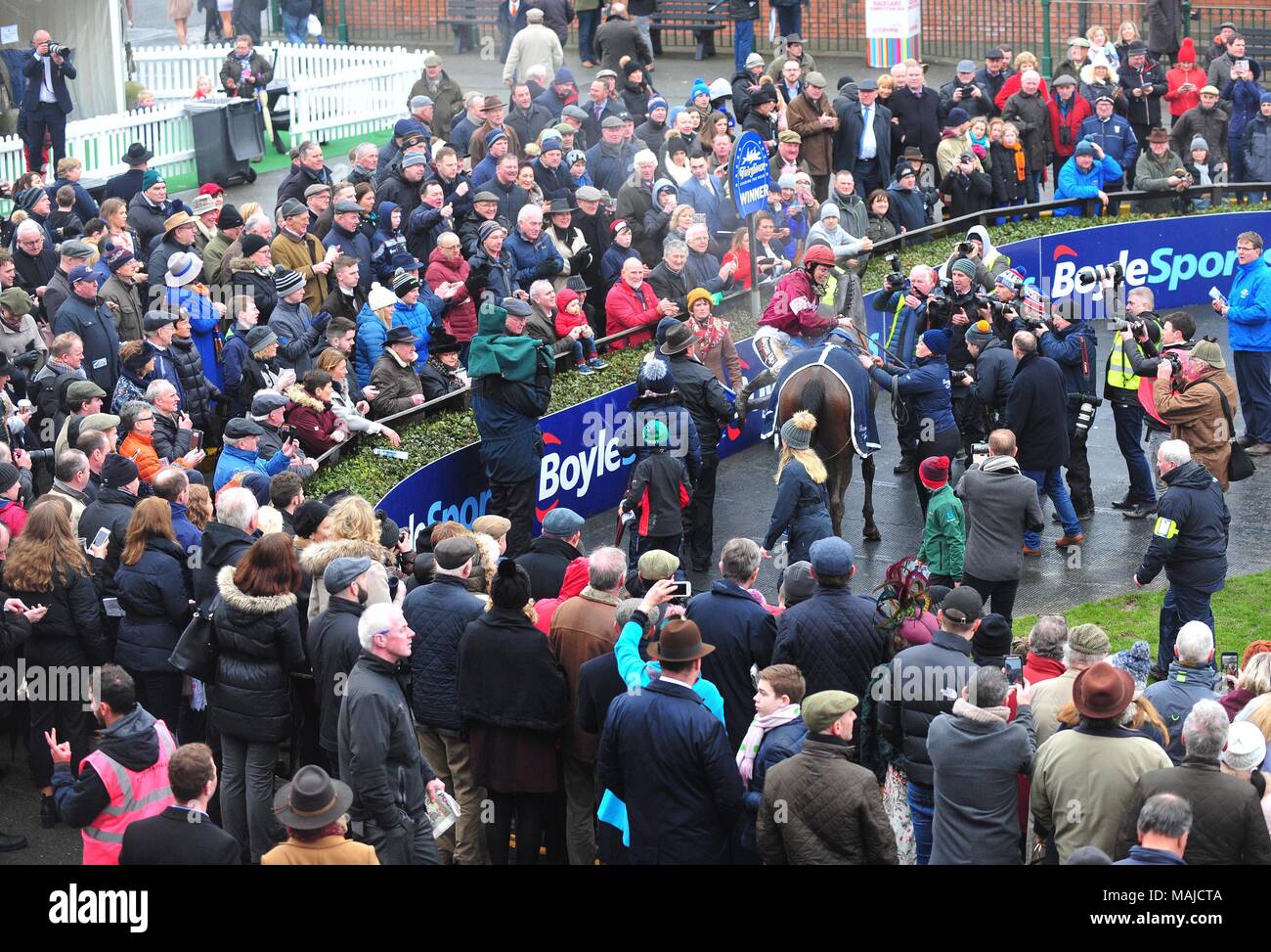 Jockey J J Slevin à bord principe général, célèbre après avoir remporté le Grand National irlandais Boylesports Chase, lors du Grand National irlandais BoyleSports Jour du Festival de Pâques 2018 à l'Hippodrome Fairyhouse Ratoath, Meath, Co.. Banque D'Images