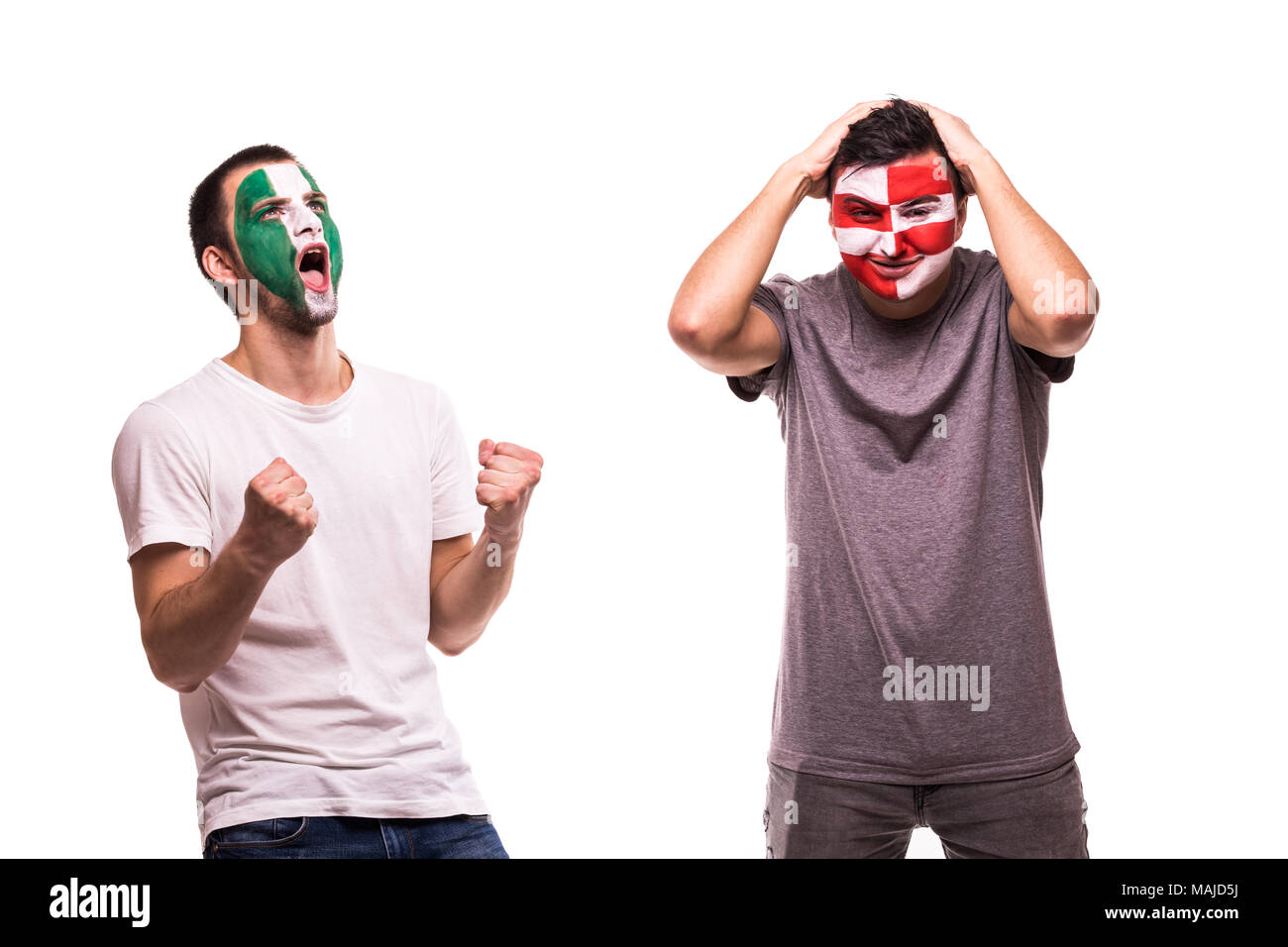 Professionnels de football du Nigéria célèbrent gagner plus contrarié de football de Croatie avec visage peint isolated on white Banque D'Images