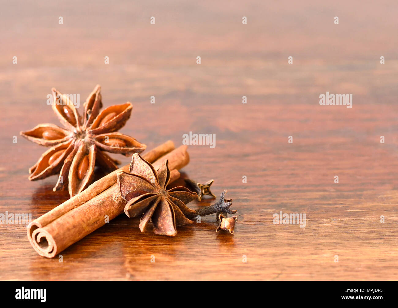 Épices de Noël sur un fond de bois. Focus sélectif de l'anis étoilé, de cannelle et de girofle avec copie espace. Banque D'Images