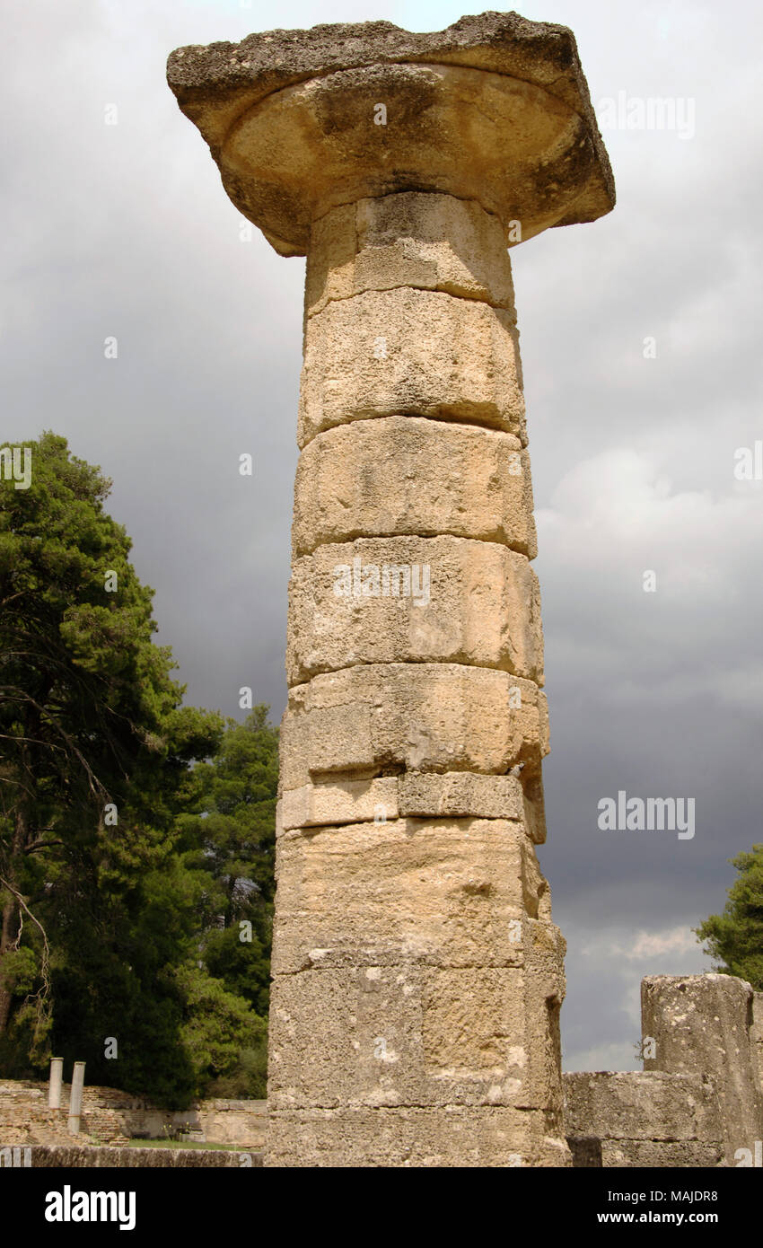 La Grèce. Olympia. Temple d'Héra (Heraion). Ordre dorique. Colonne et chapiteau. 6ème siècle avant JC. Ruines restaurées. Zone d'Altis. Péloponnèse. Banque D'Images