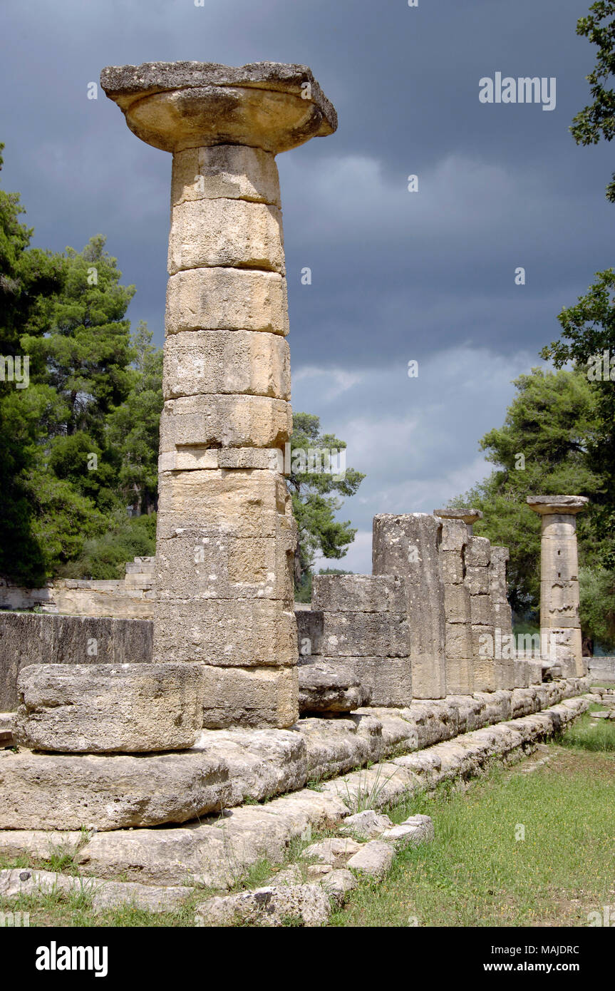 La Grèce. Olympia. Temple d'Héra (Heraion). Ordre dorique. Colonne et chapiteau. 6ème siècle avant JC. Ruines restaurées. Zone d'Altis. Péloponnèse. Banque D'Images