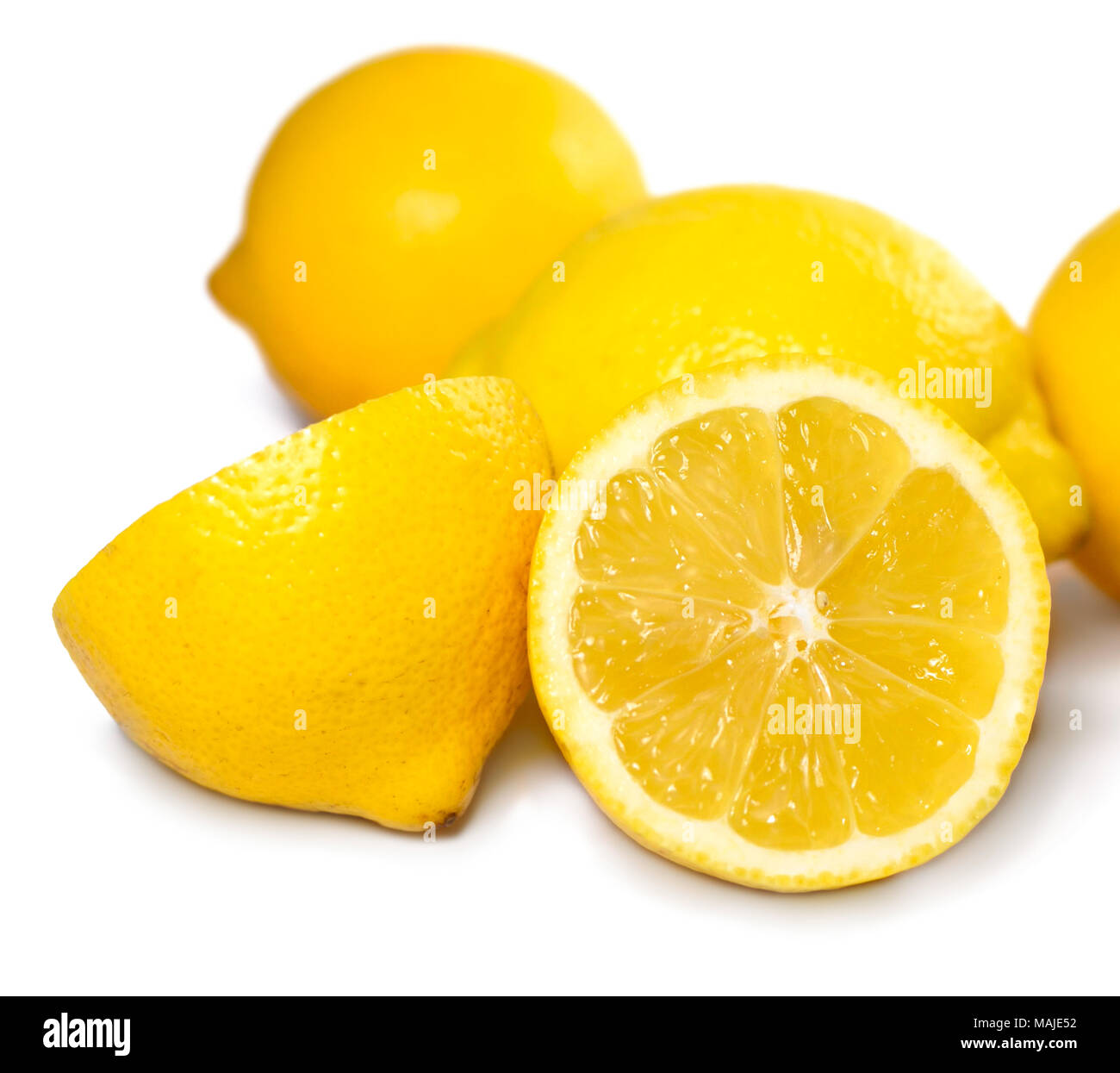 Les citrons frais, isolé sur fond blanc. Arrangement d'agrumes mûrs. Banque D'Images