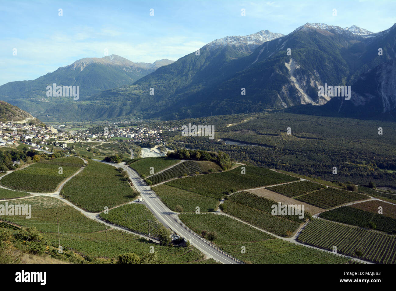 La ville de Loèche et de vignes sur les bords, vu de la Route des Vins, dans la vallée supérieure du Rhône, canton du Valais, en Suisse méridionale. Banque D'Images