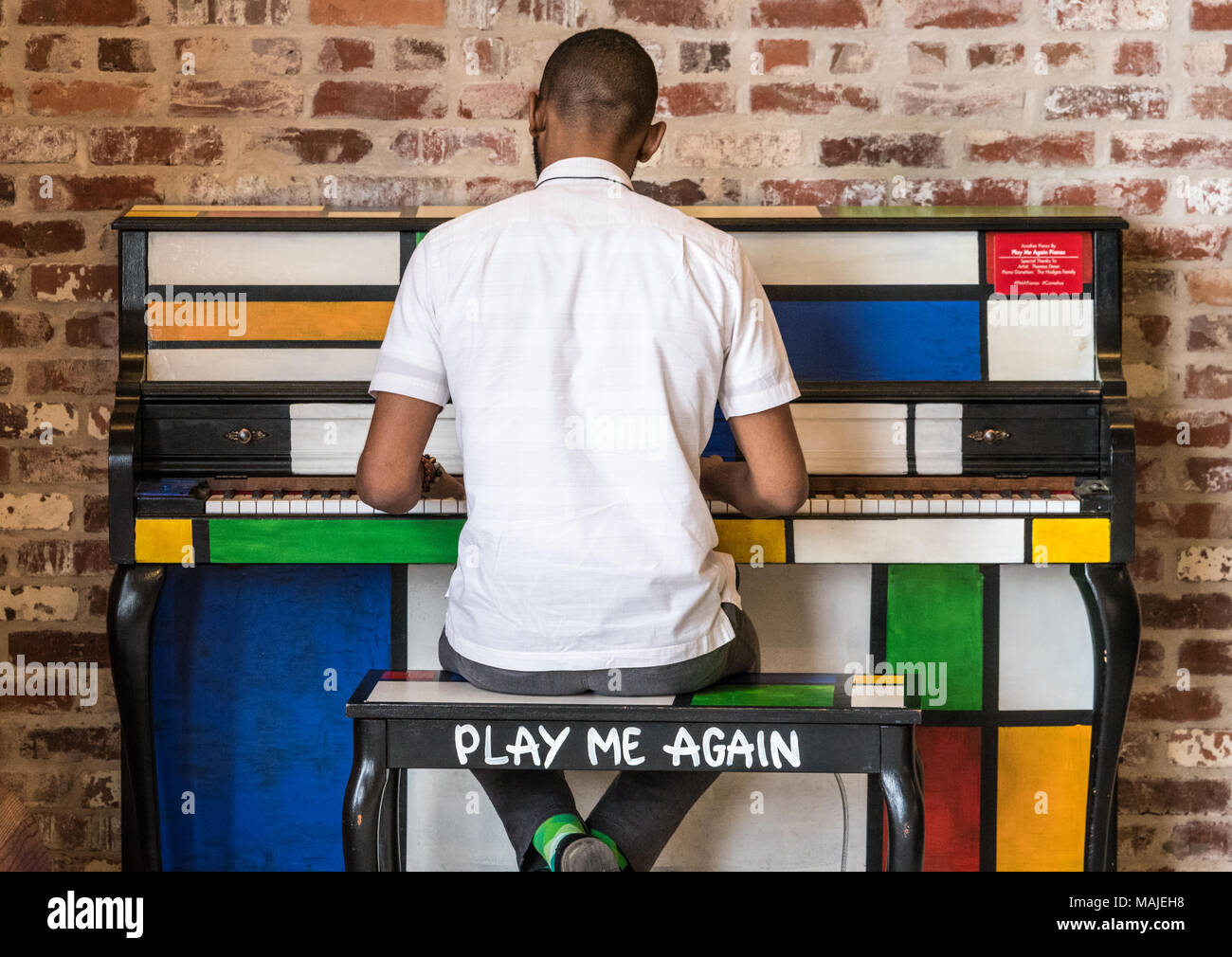 Piano player jouer de la belle musique sur un 'Play Me Again' piano public populaire au marché de la ville de Ponce à Atlanta, Géorgie. (USA) Banque D'Images